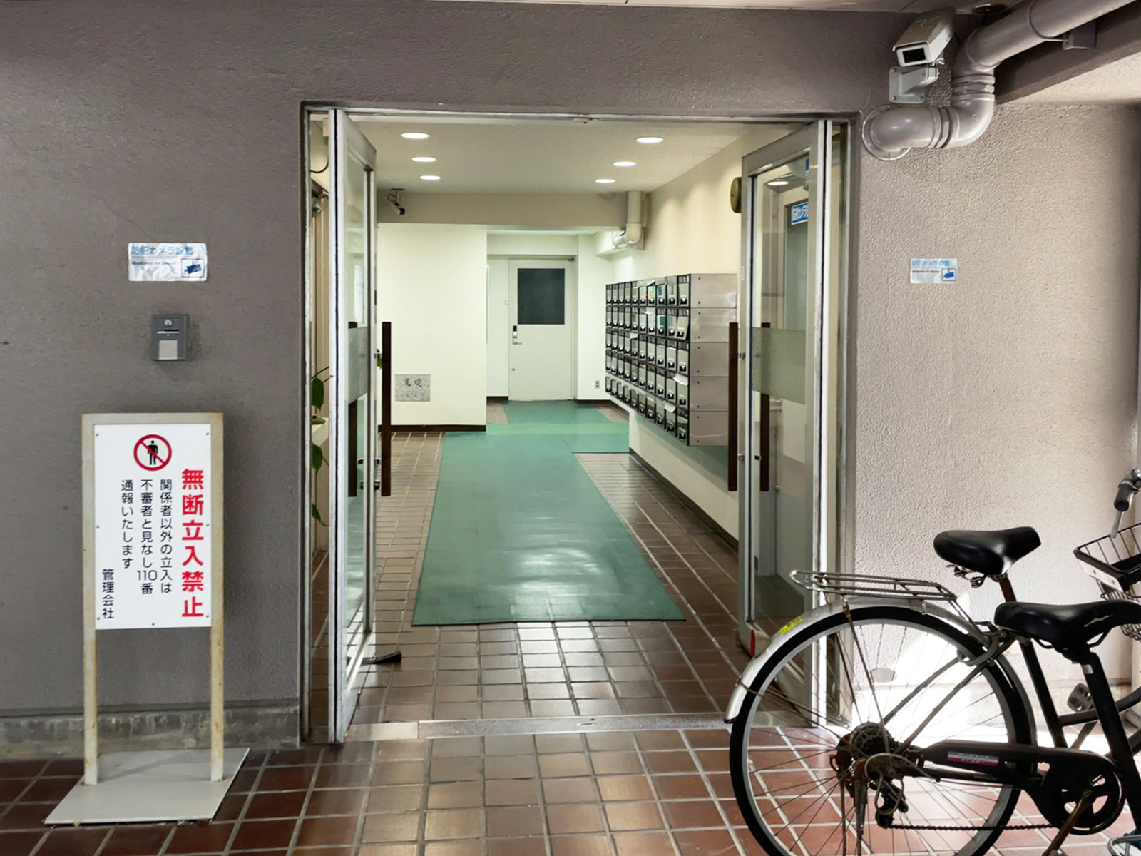 オフィスビル出入口