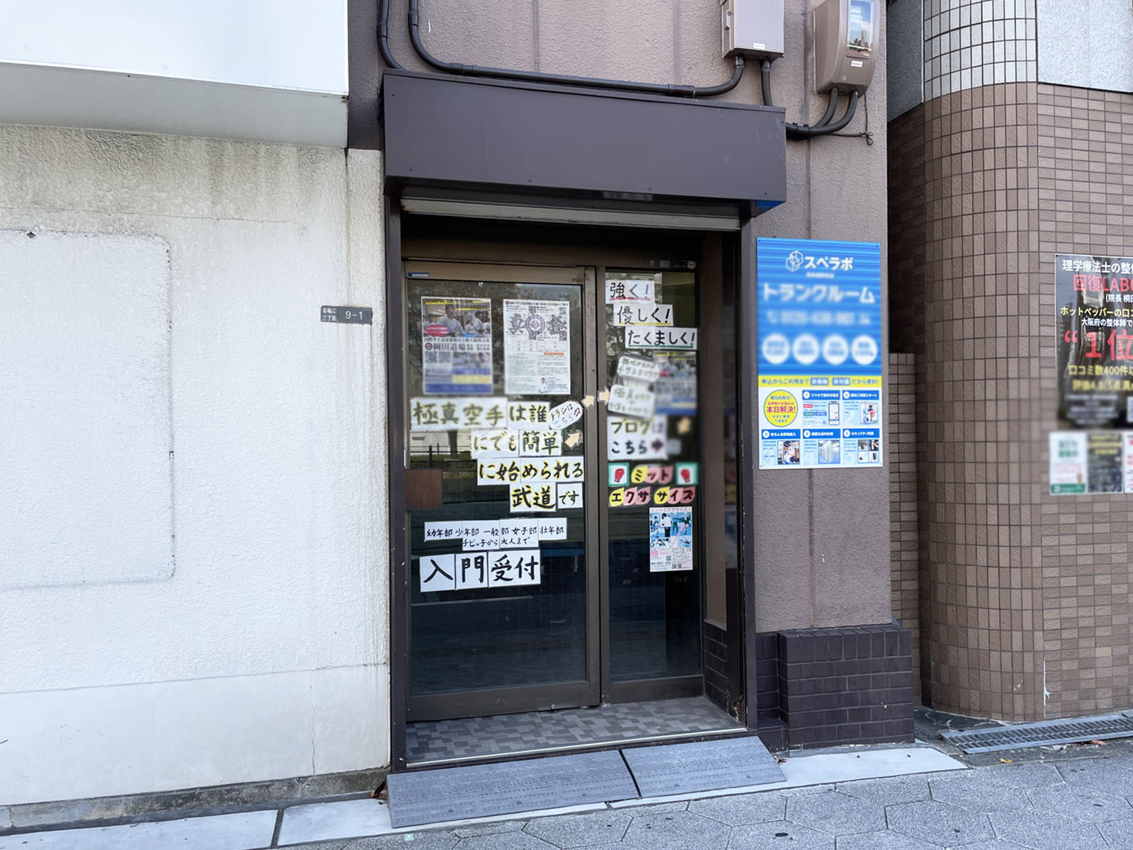 オフィスビル出入口