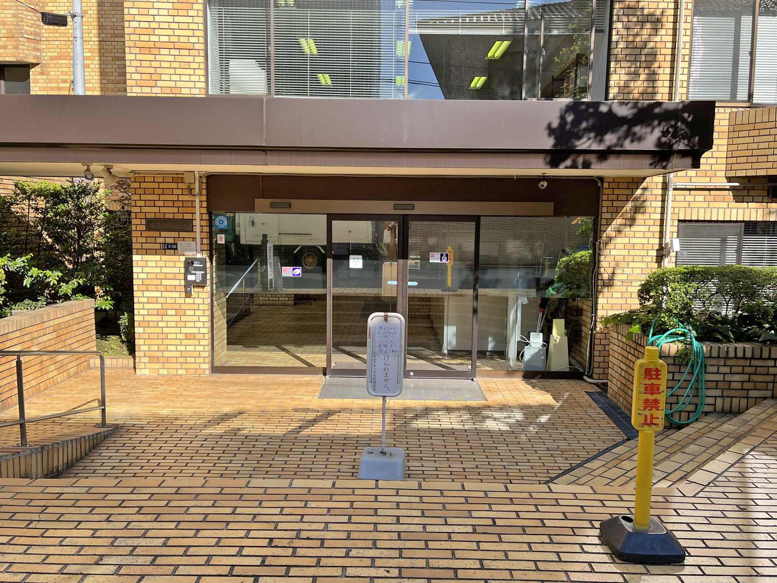 オフィスビル出入り口
