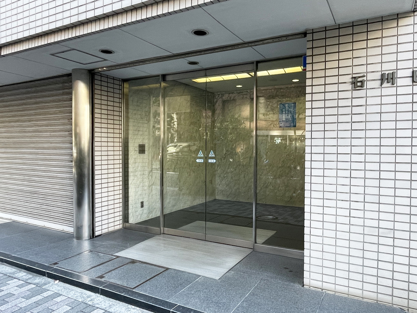 オフィスビル出入口