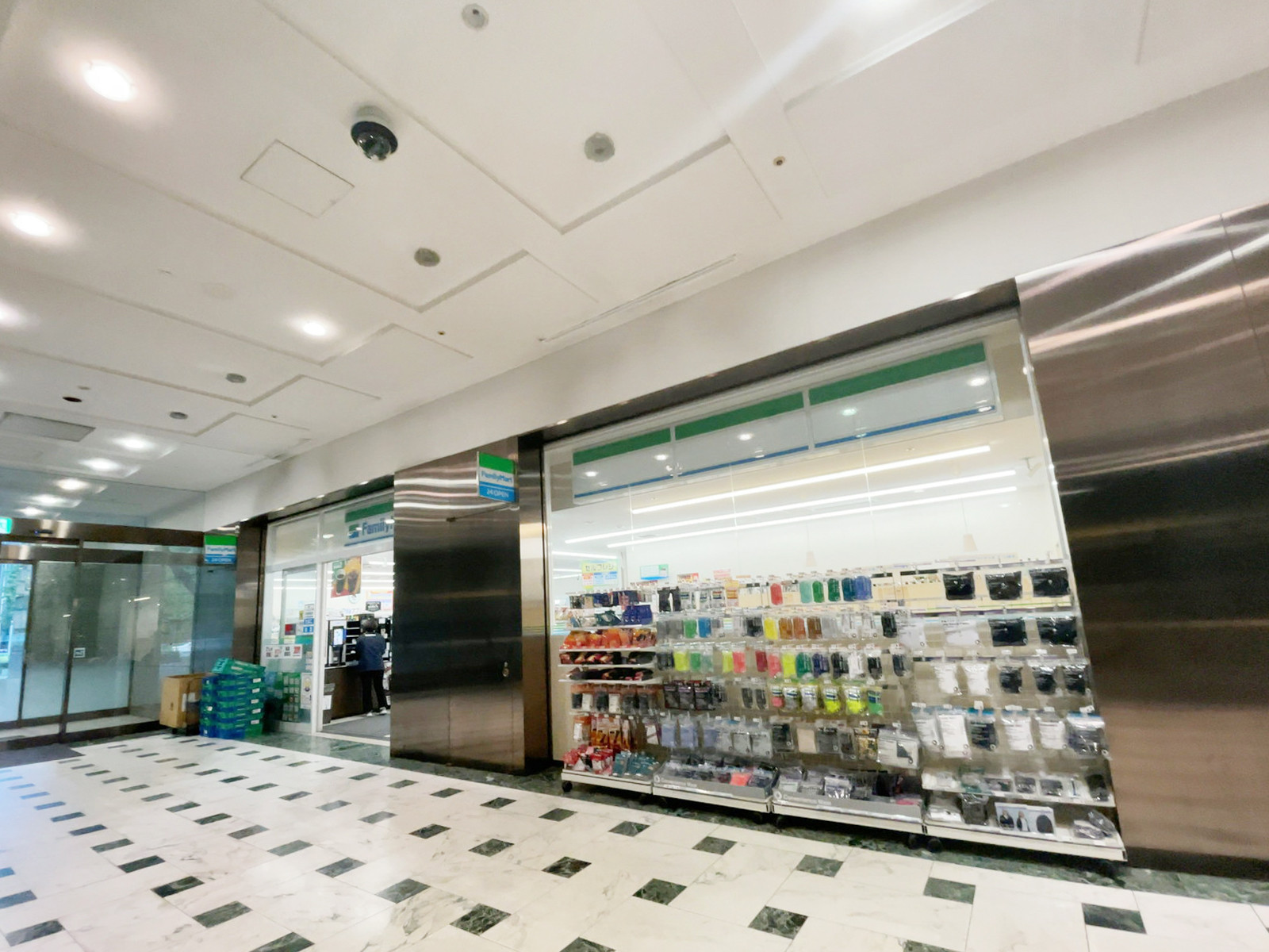 1階のファミリーマート ファーストスクエア EAST店