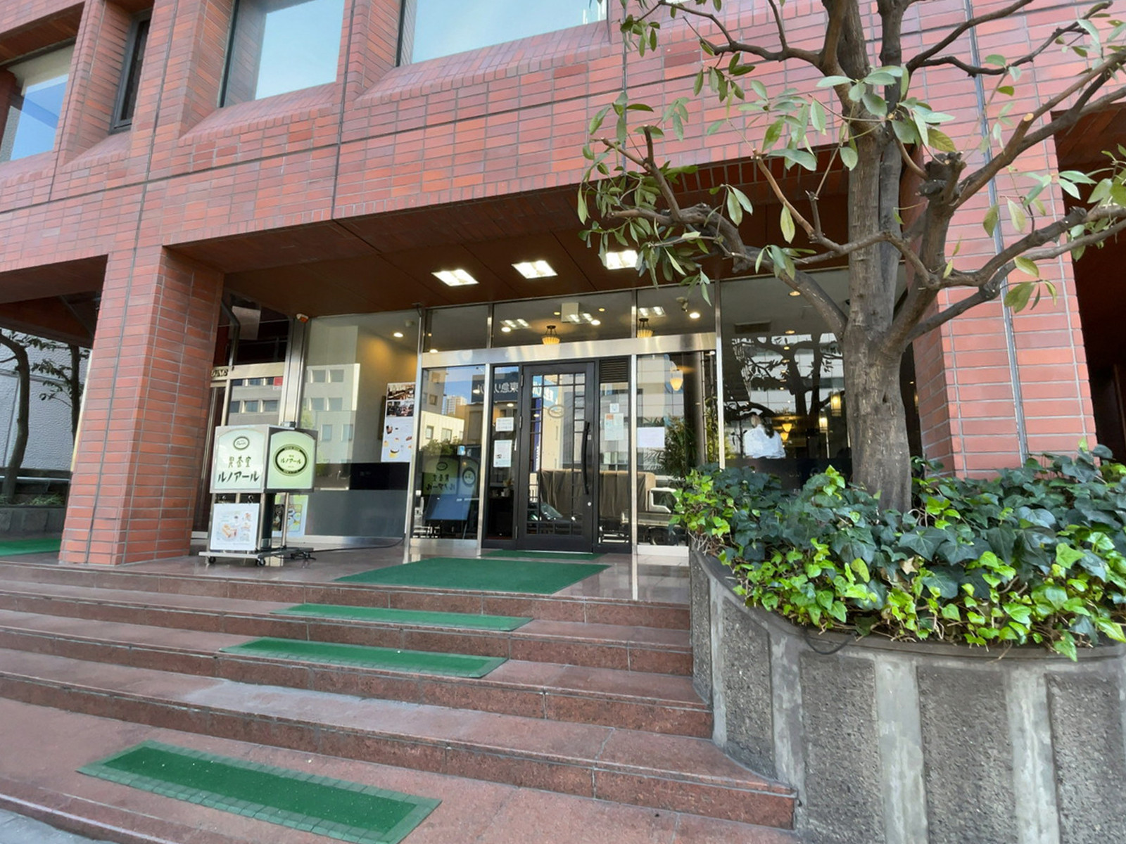 1階の喫茶室ルノアール 品川高輪口店