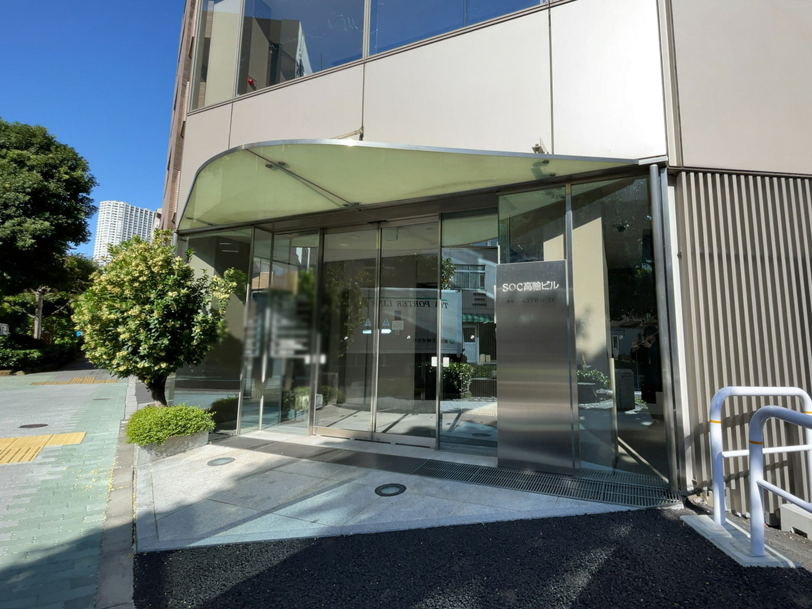 オフィスビル出入口