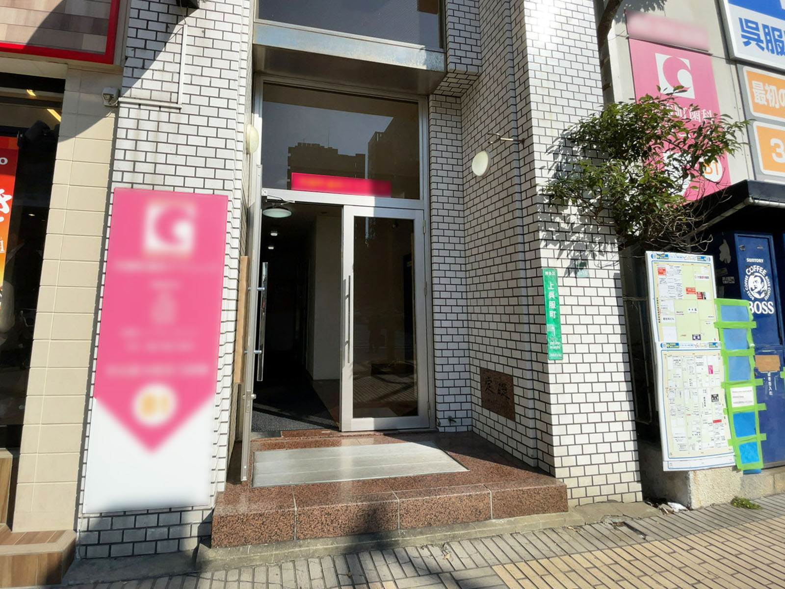オフィスビル出入口