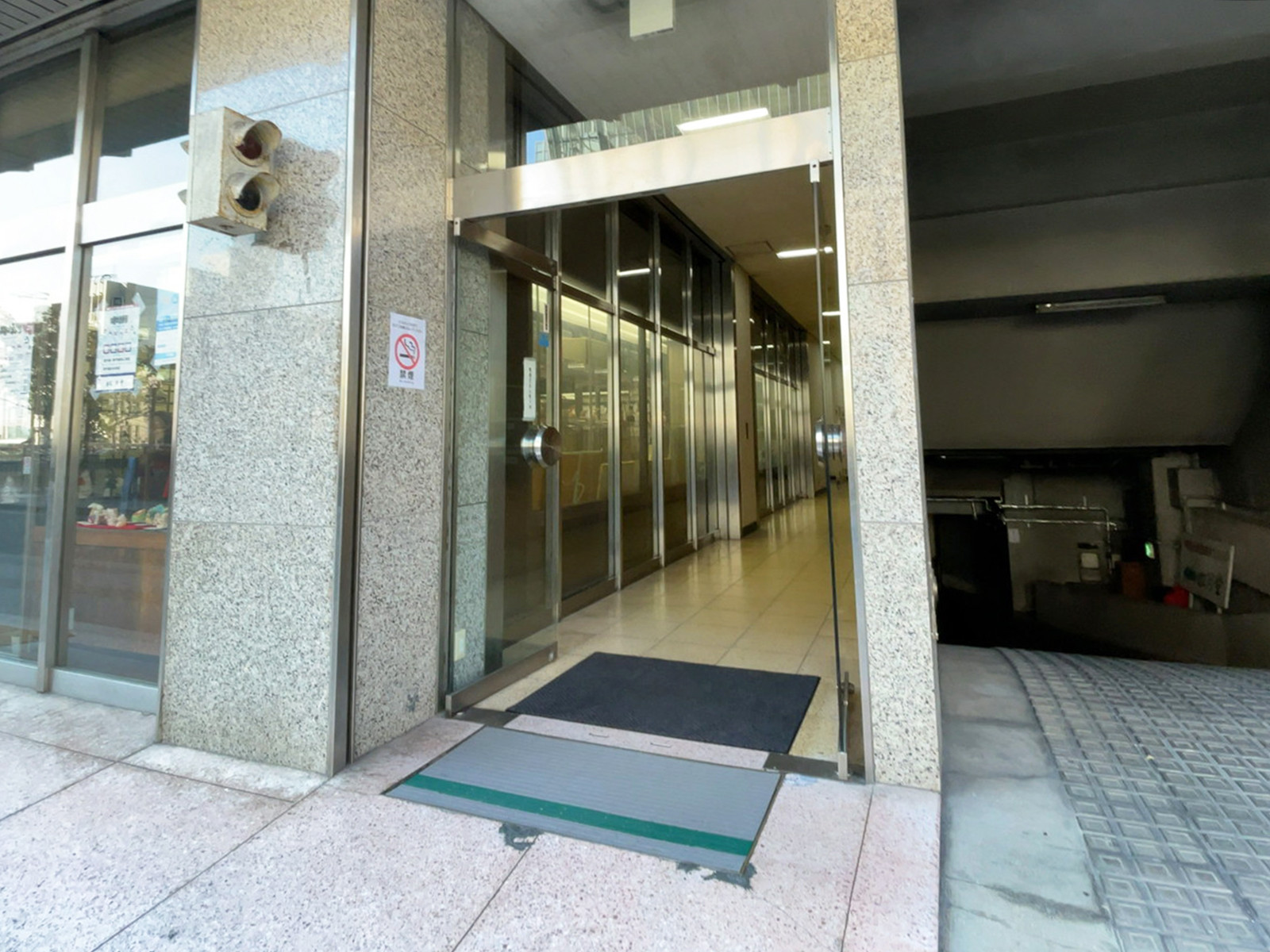 オフィスビル出入口