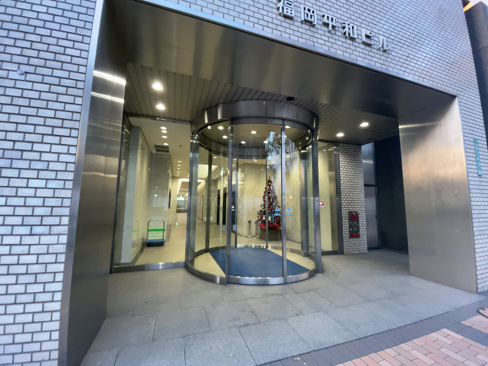 オフィスビル出入口