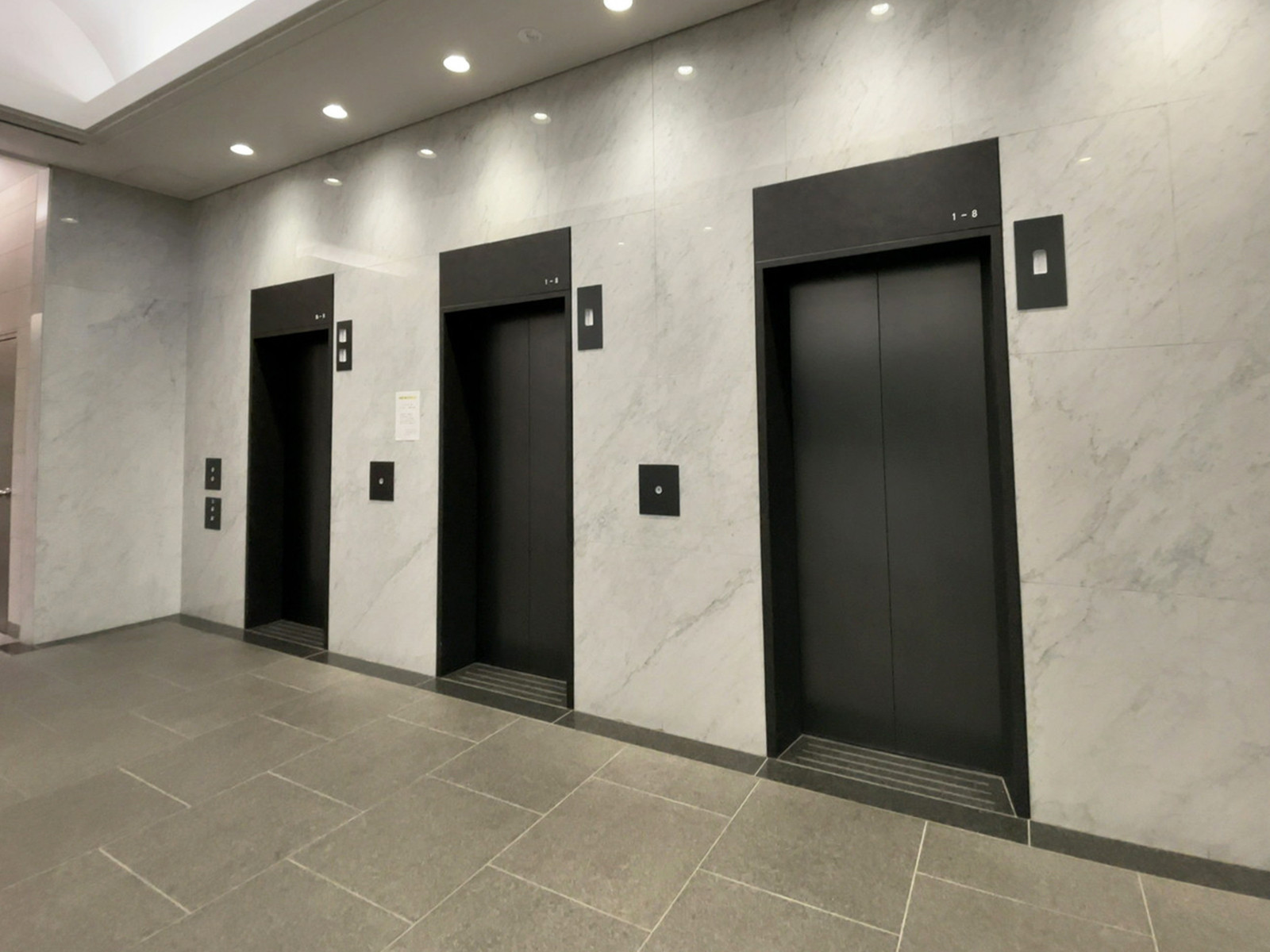 エレベーター(3基)