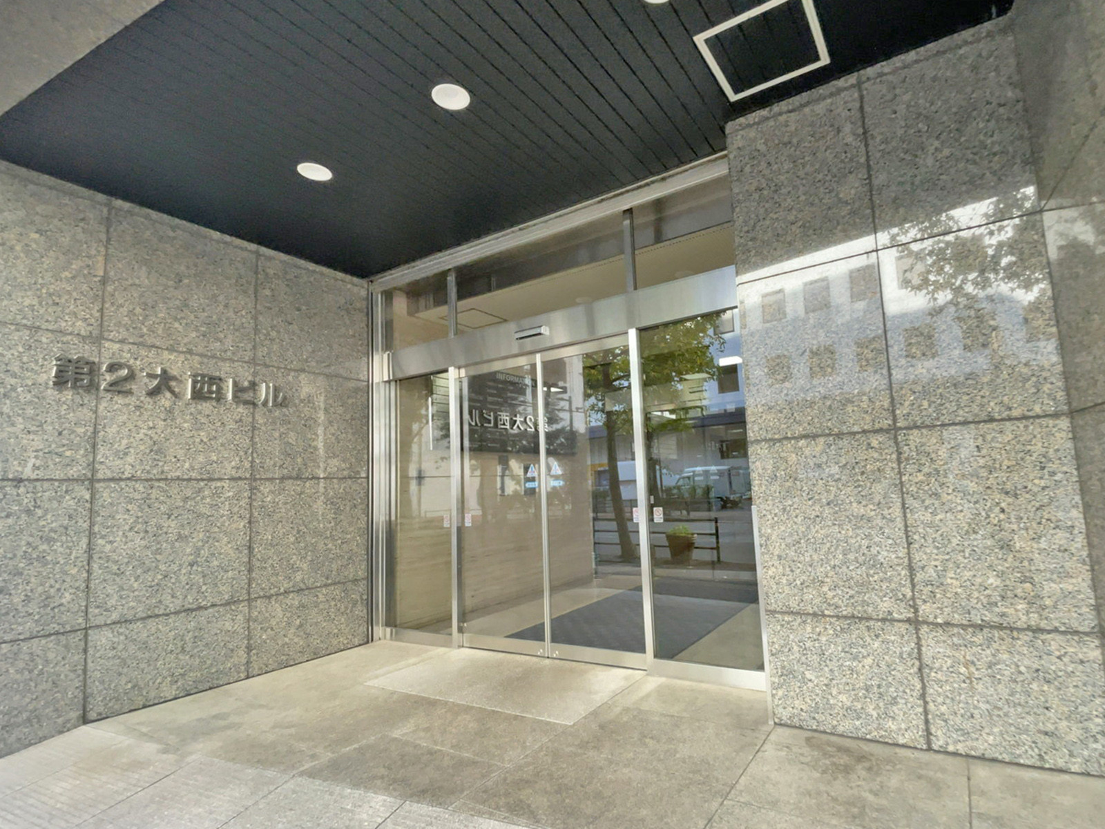 オフィスビル出入り口