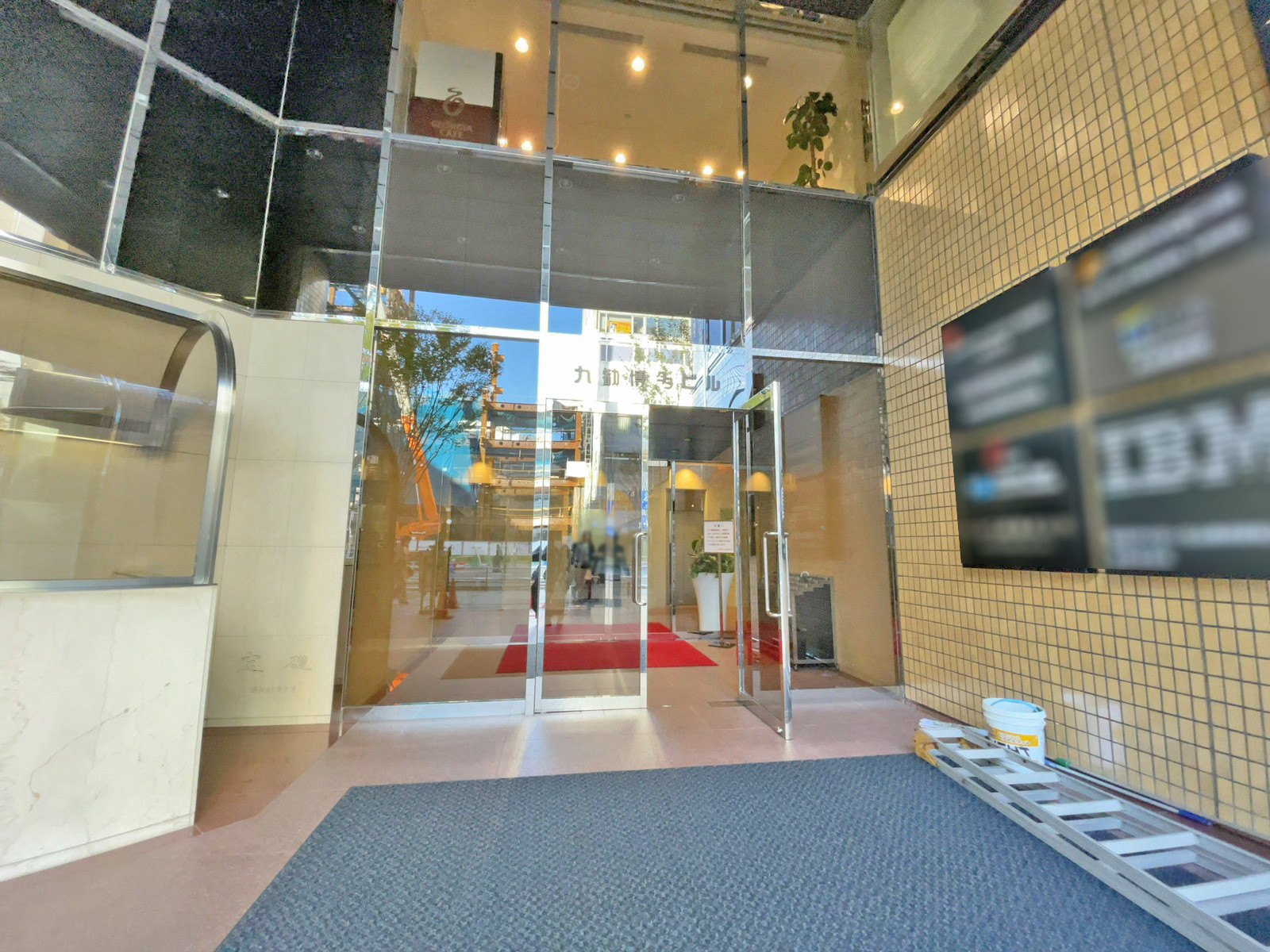 オフィスビル出入り口