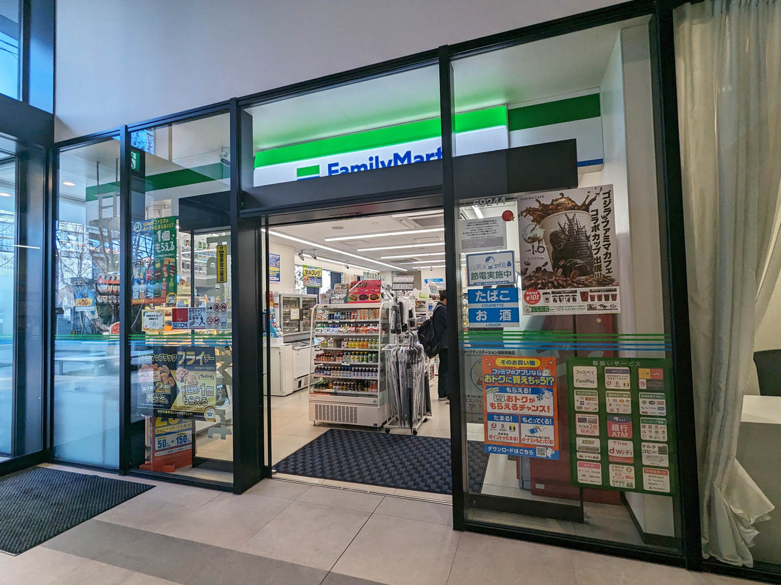 1階のファミリーマート 博多イーストテラス/S店