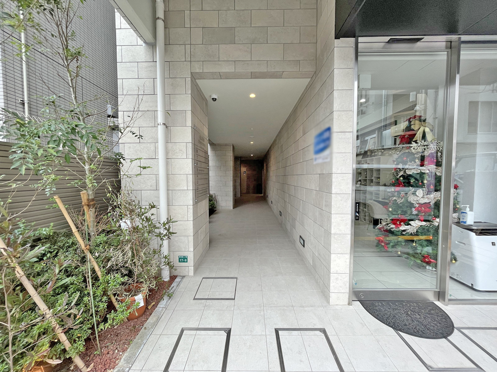 オフィスビル出入り口