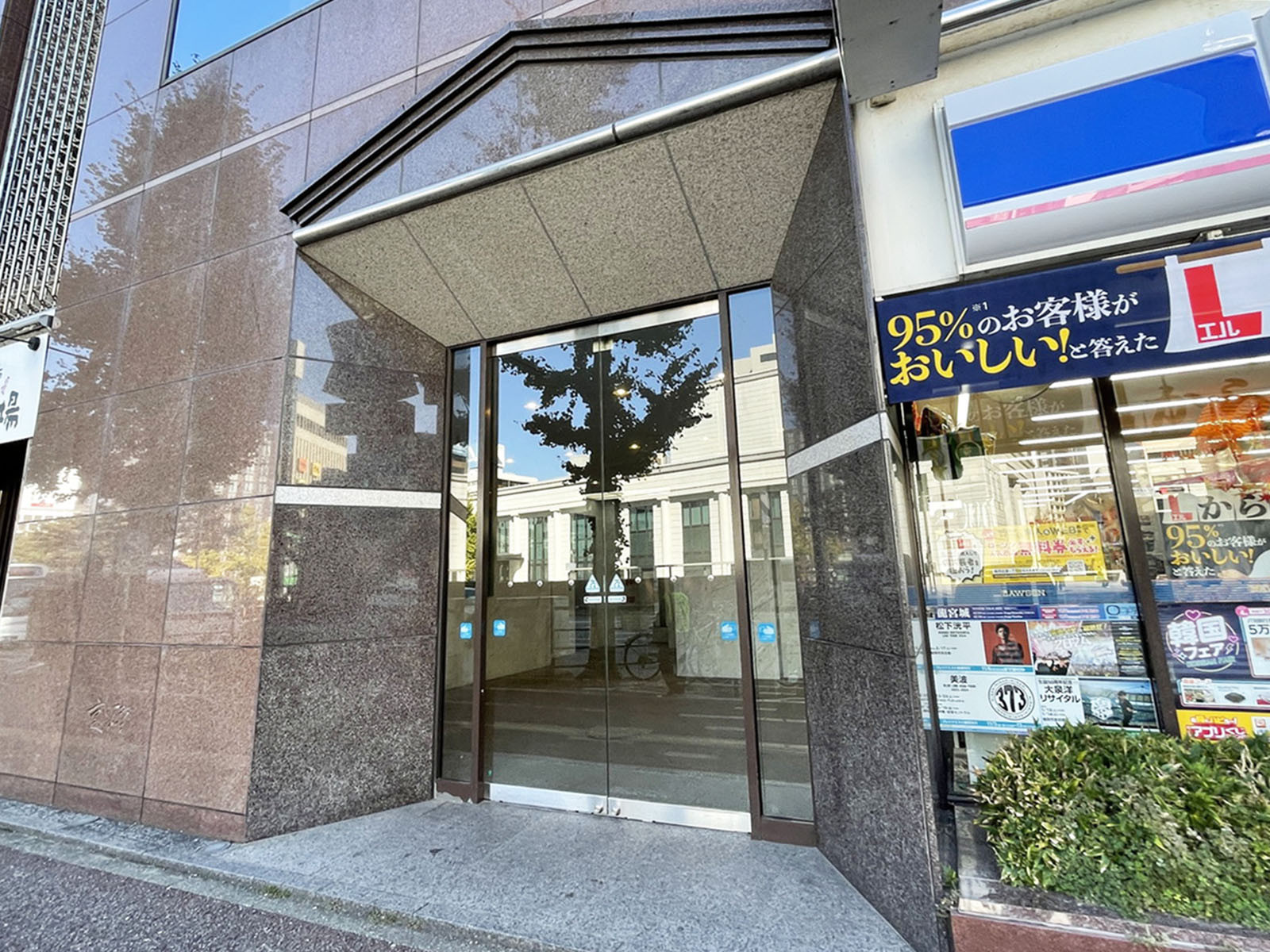 オフィスビル出入口