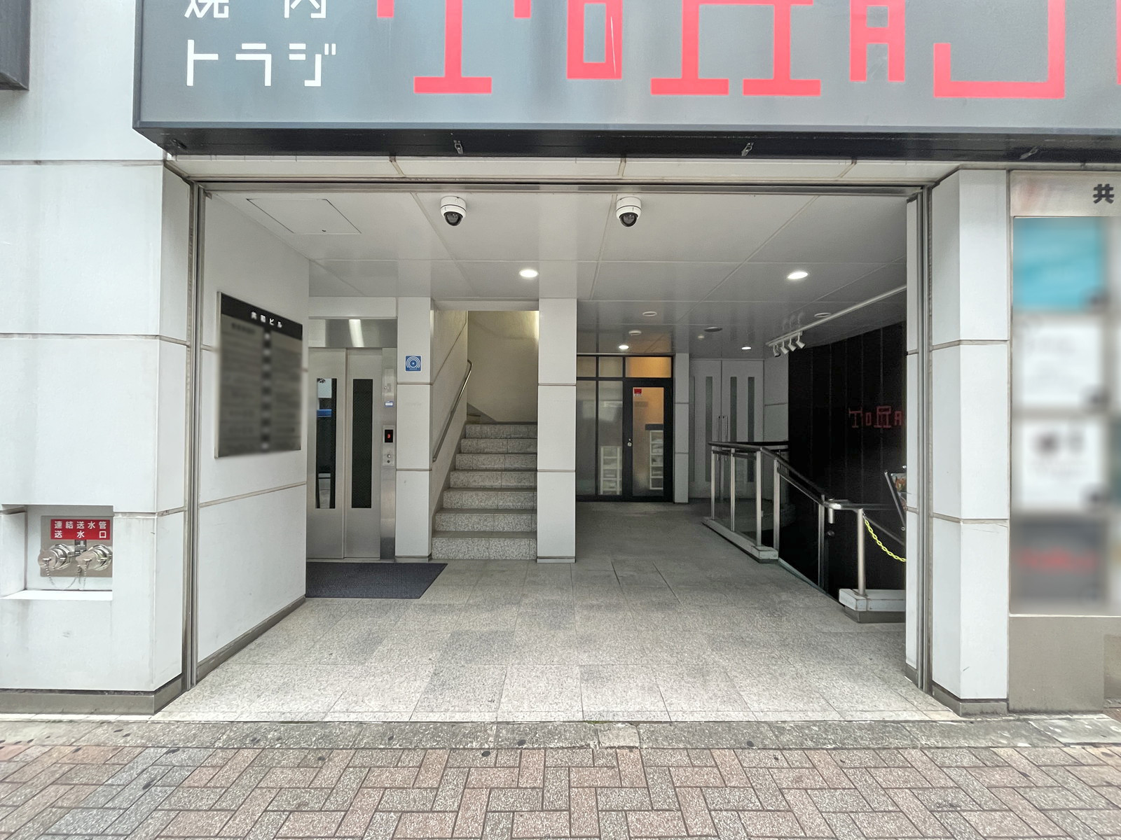 オフィスビル出入り口