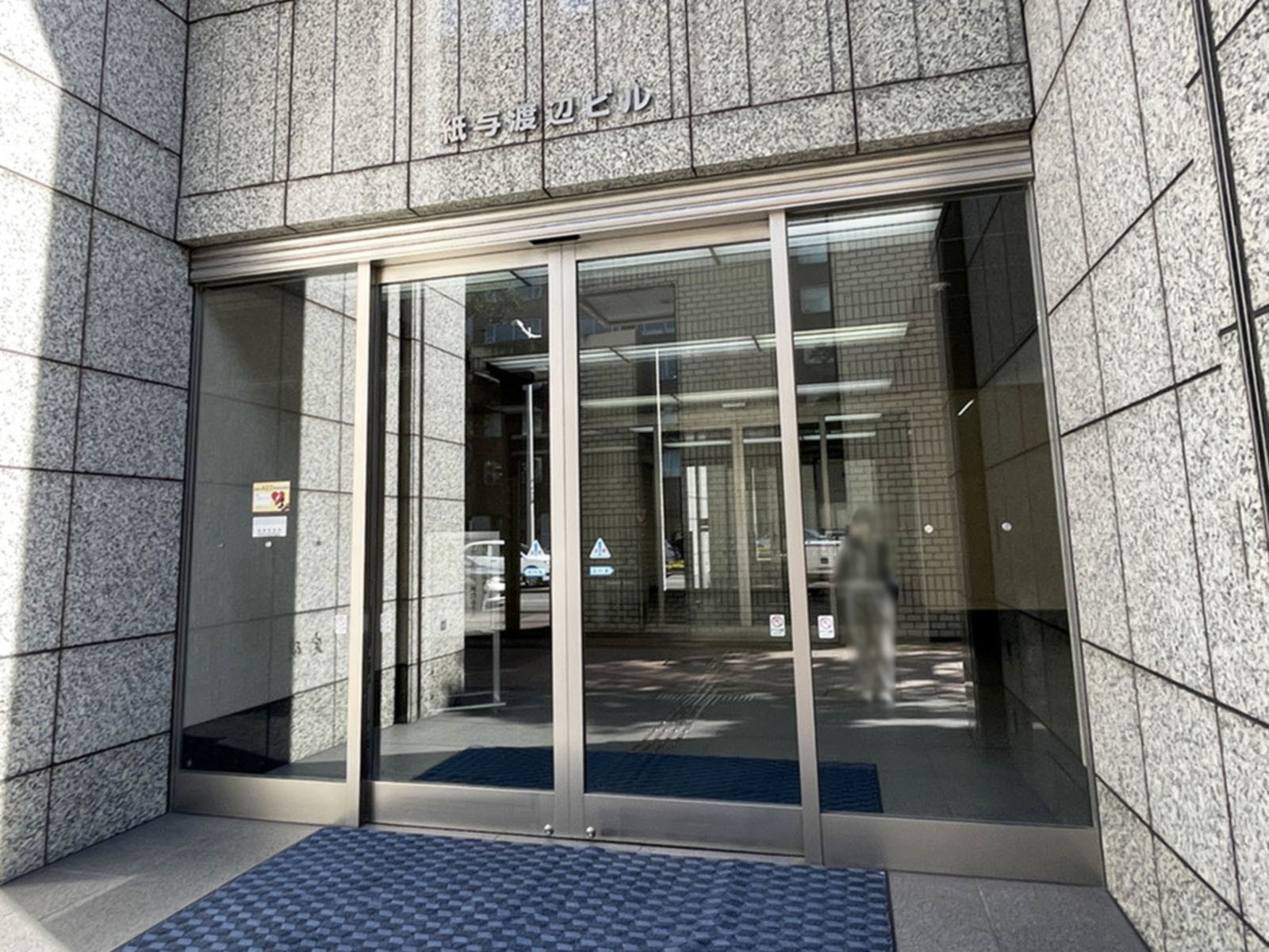 オフィスビル出入口