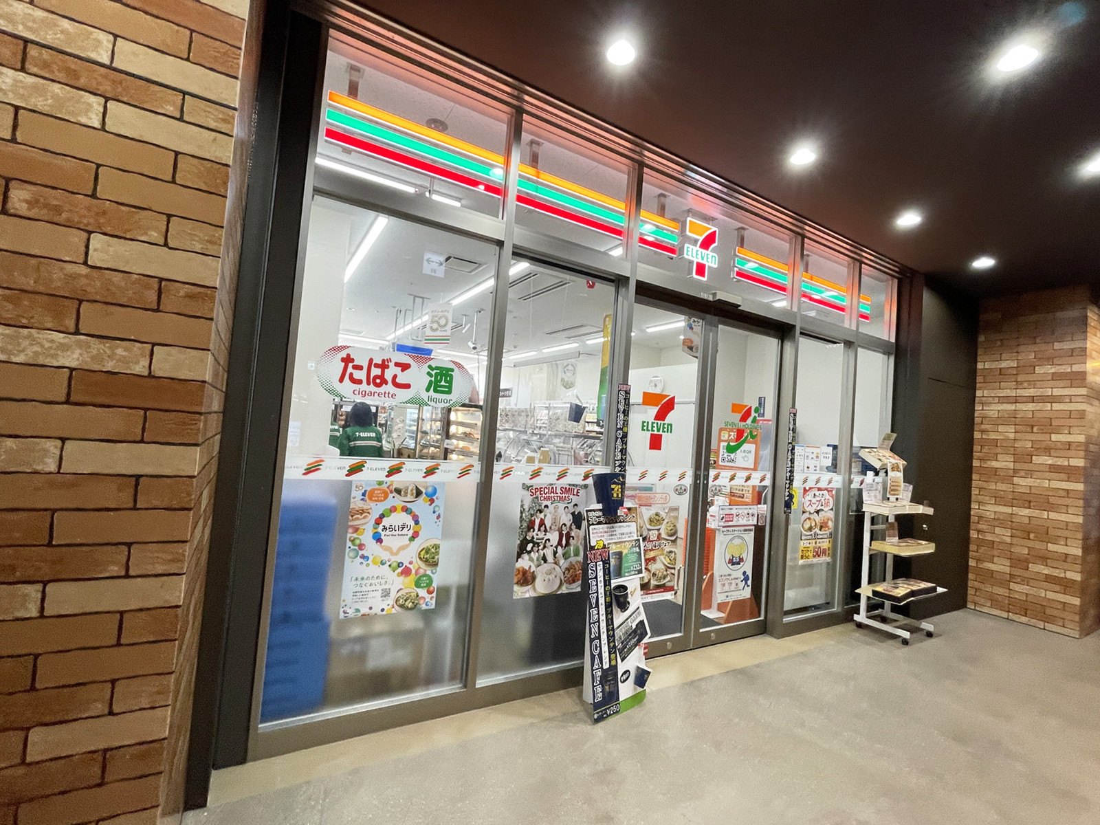 2階のセブンイレブン福岡大名ガーデンシティ店
