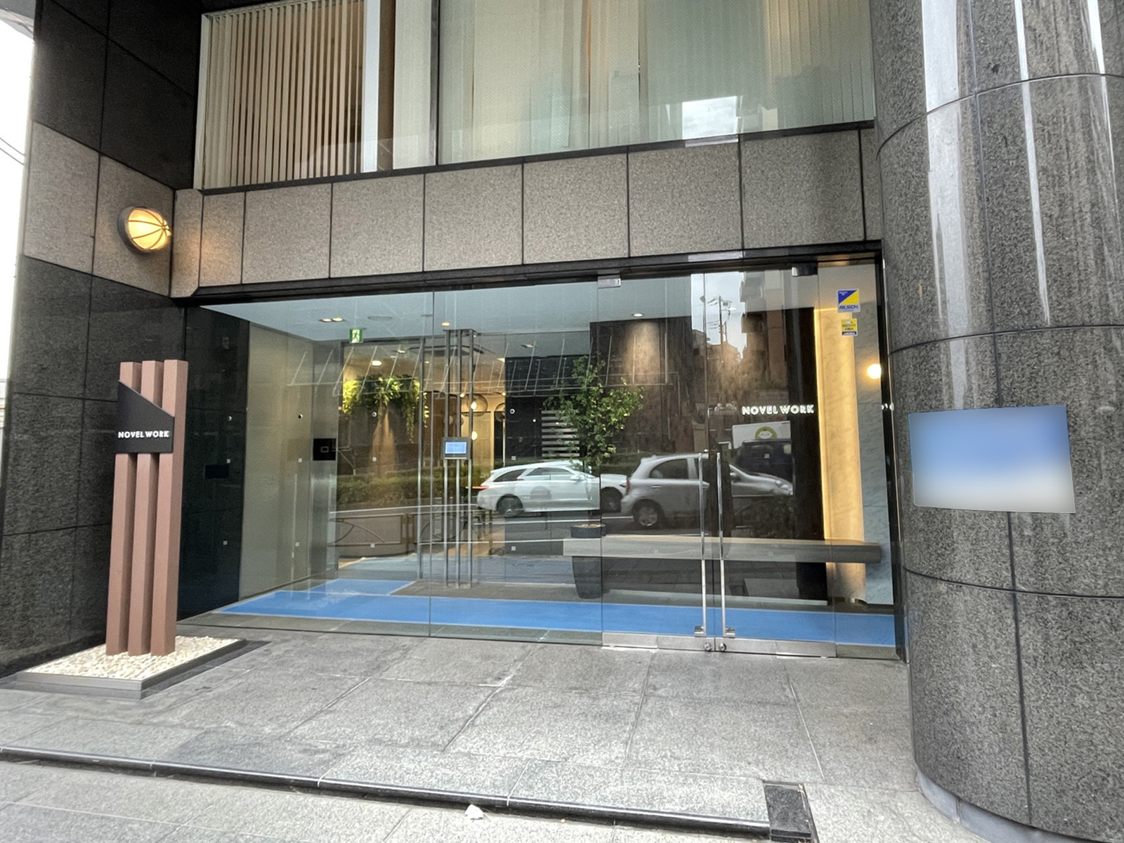 オフィスビル出入口