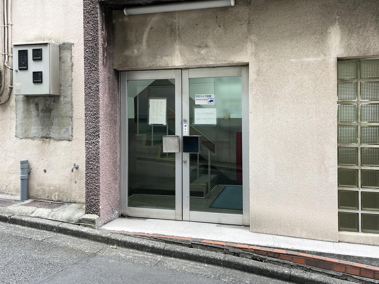 オフィスビル出入口