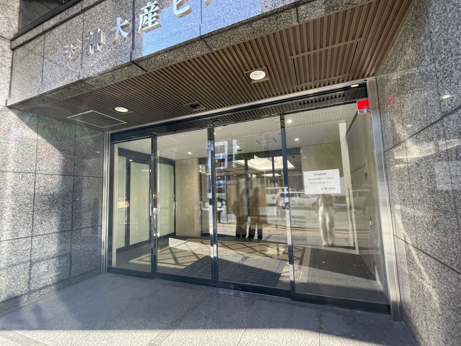オフィスビル出入口