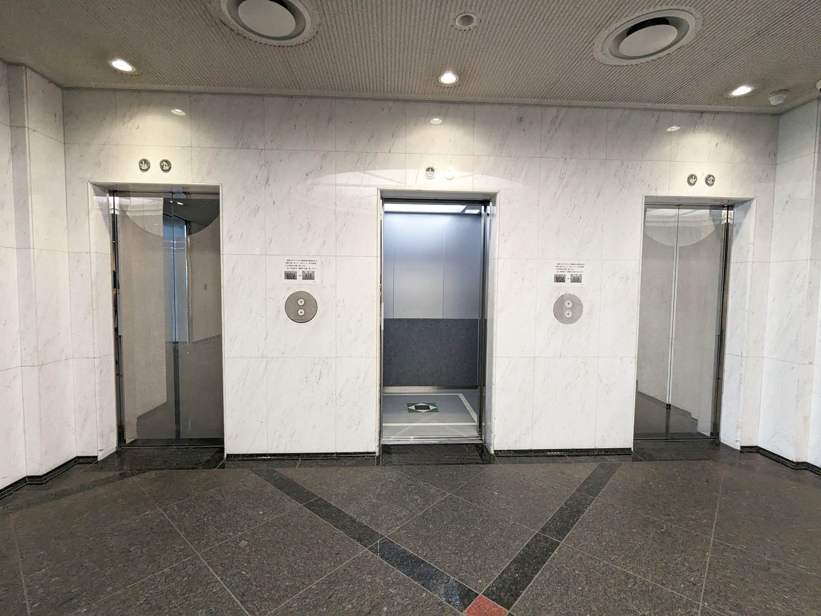 エレベーター(3基)