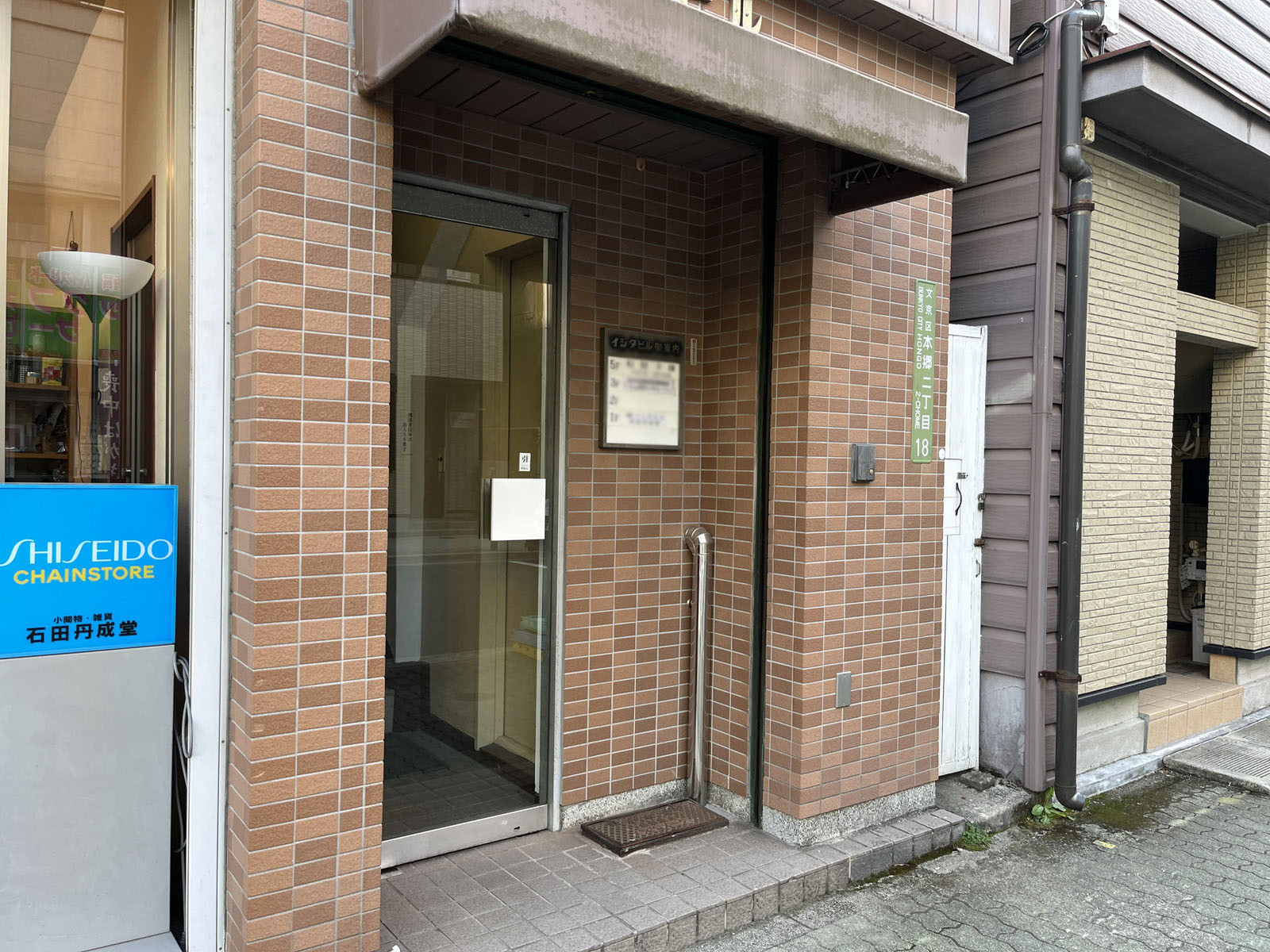 オフィスビル出入口