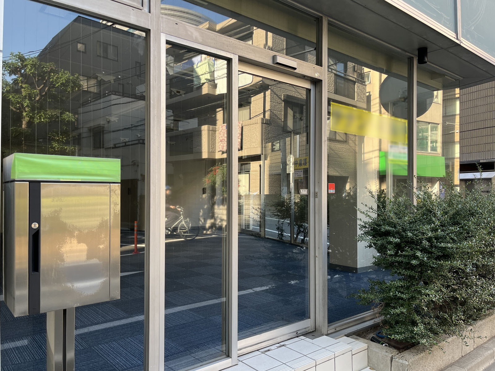 1階テナント出入口