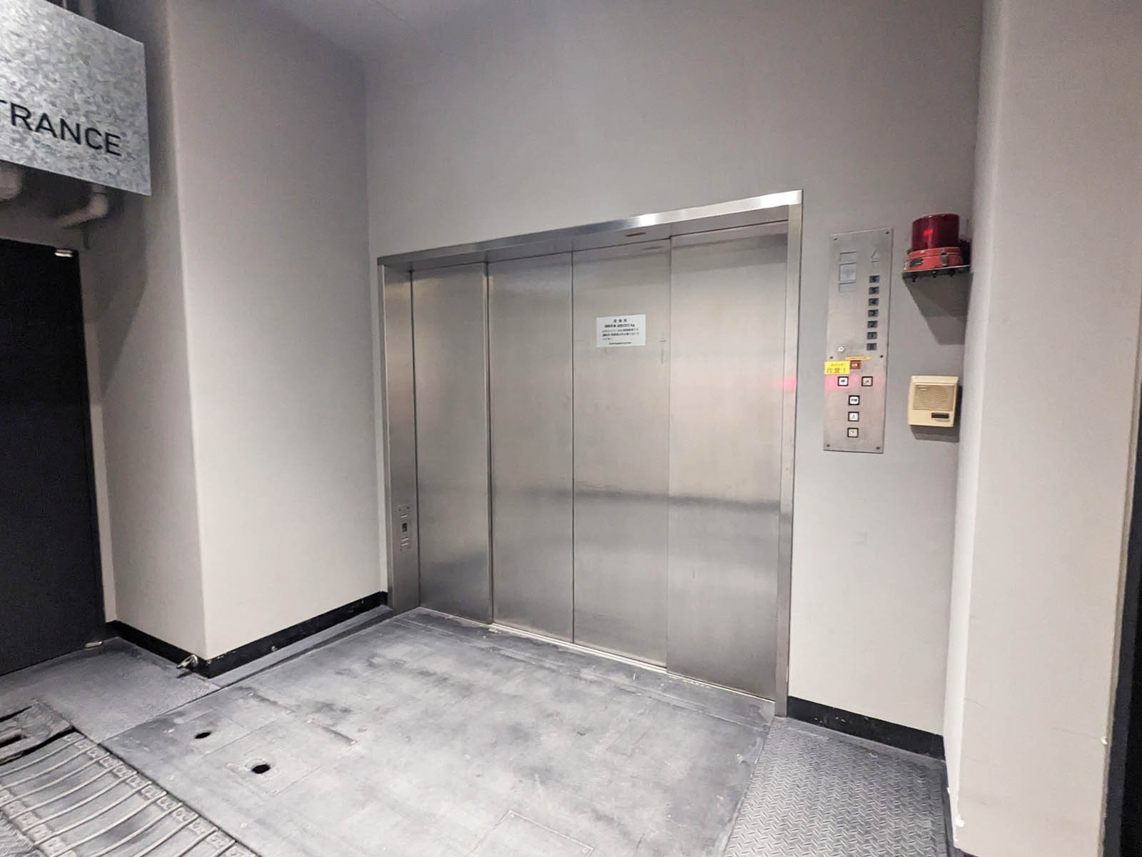 荷物用エレベーター