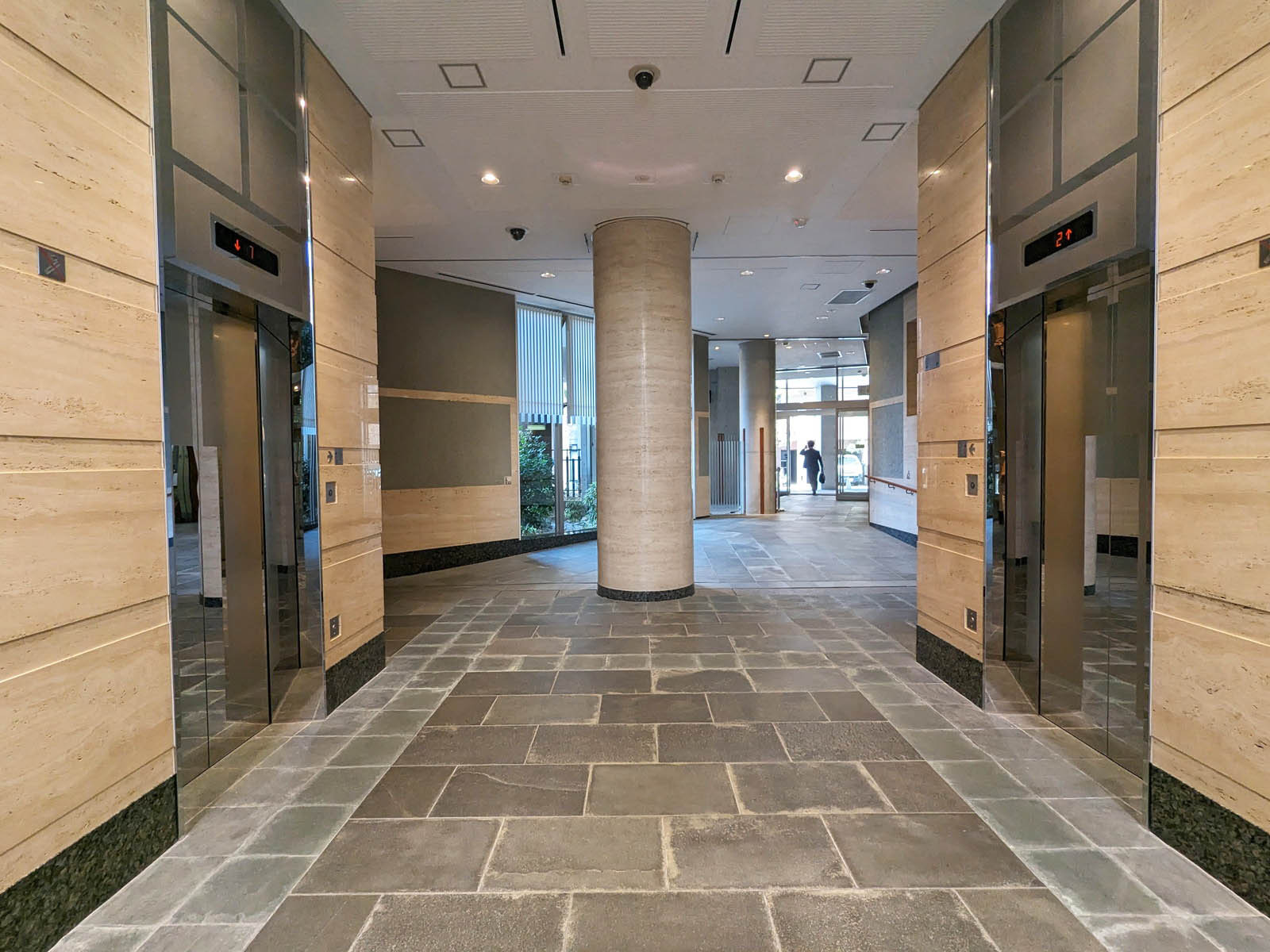 エレベーター(3基)