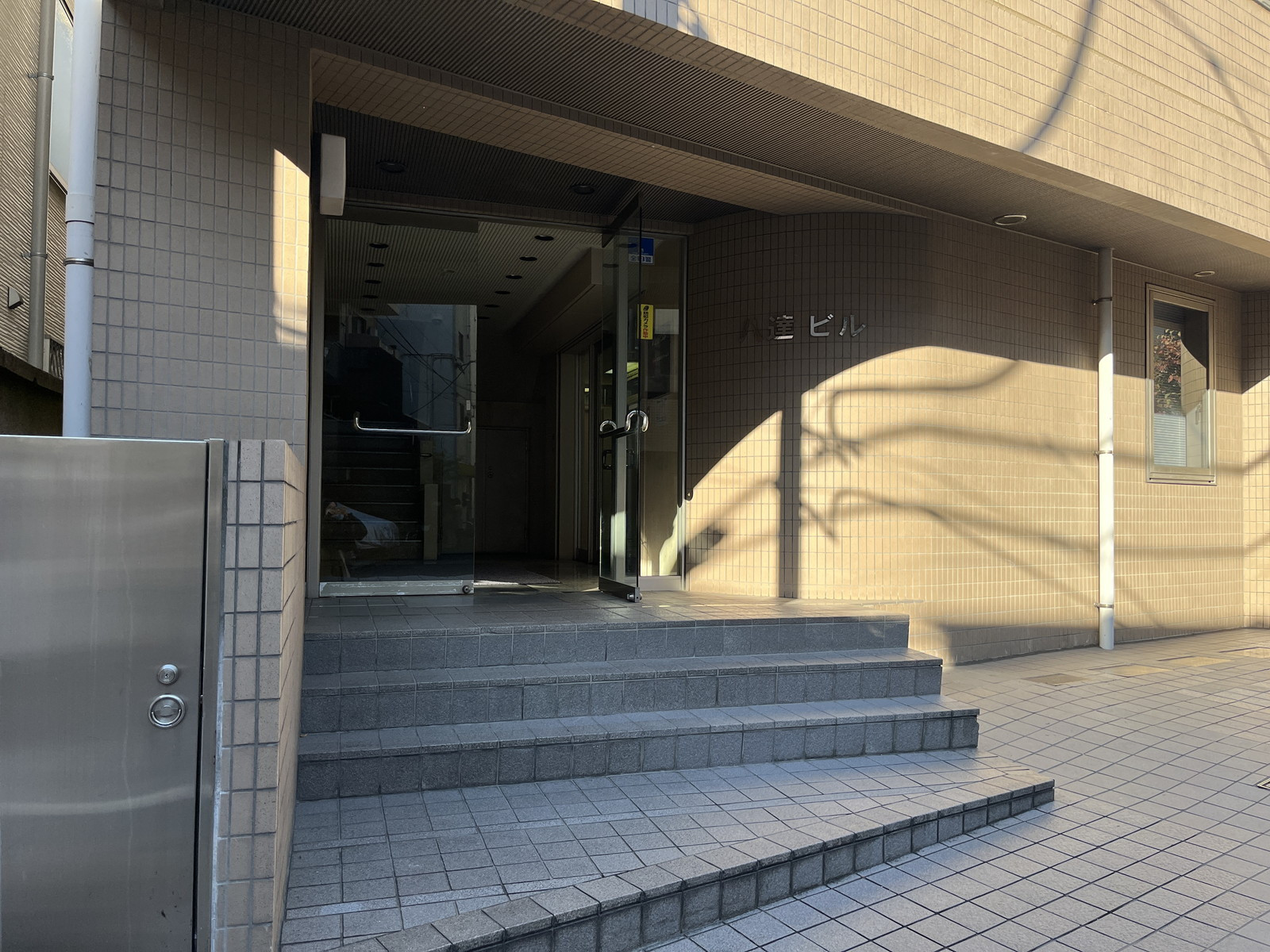 オフィスビル出入口