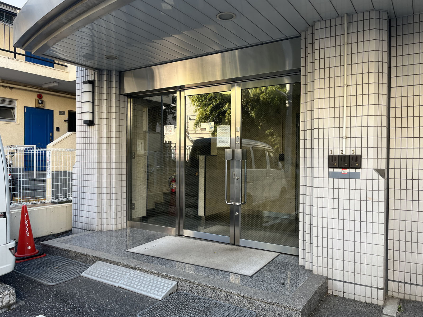オフィスビル出入口