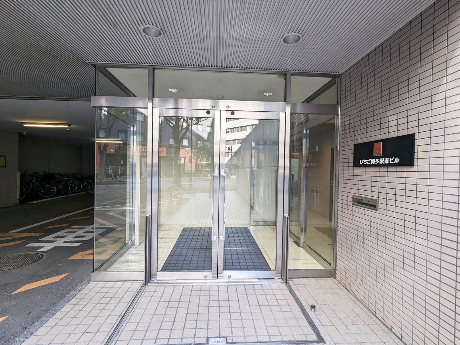 オフィスビル出入口