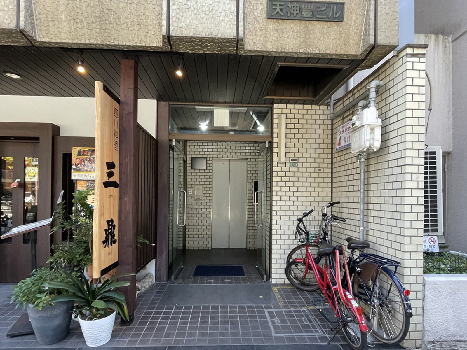 オフィスビル出入口