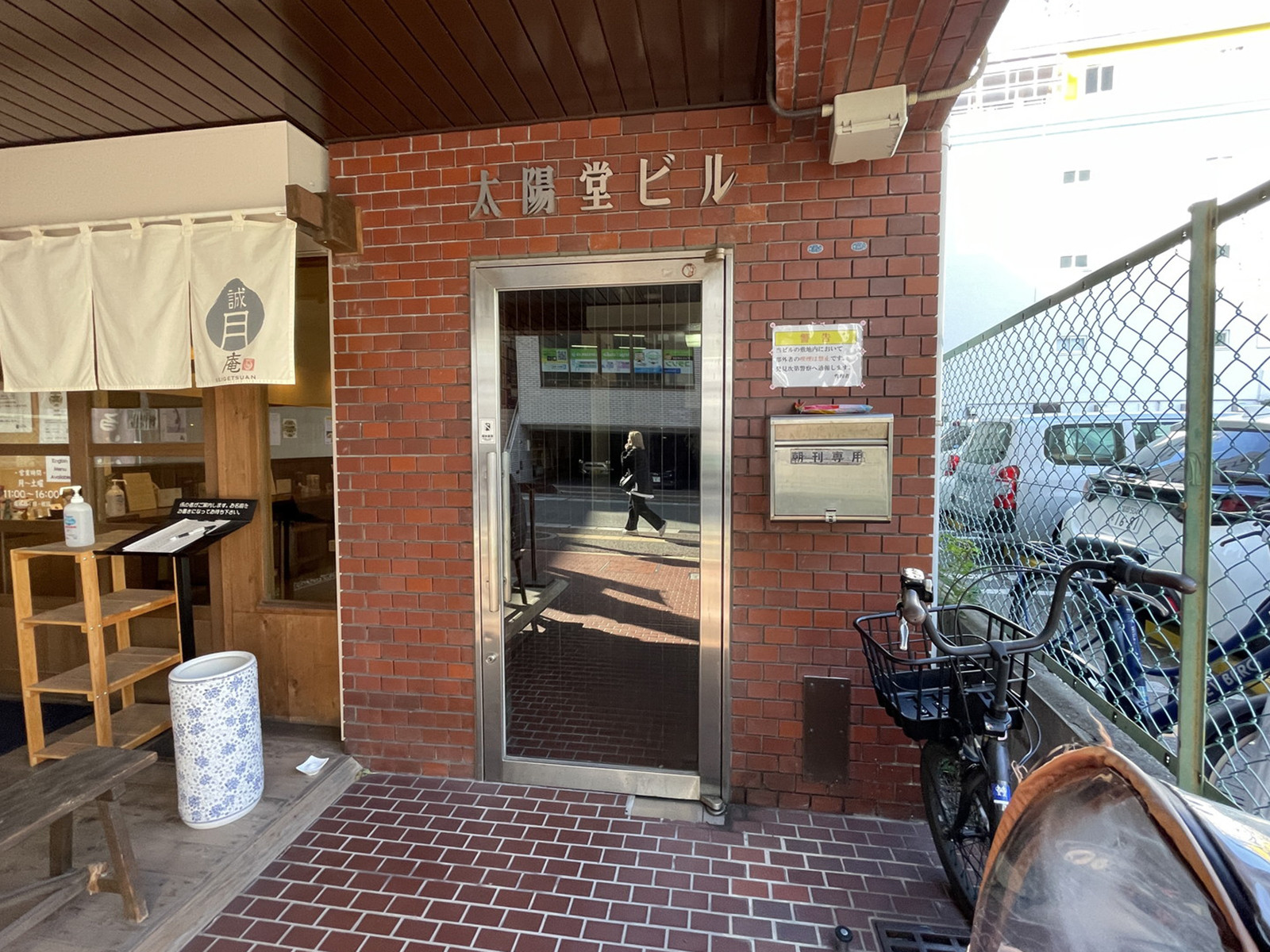 オフィスビル出入口