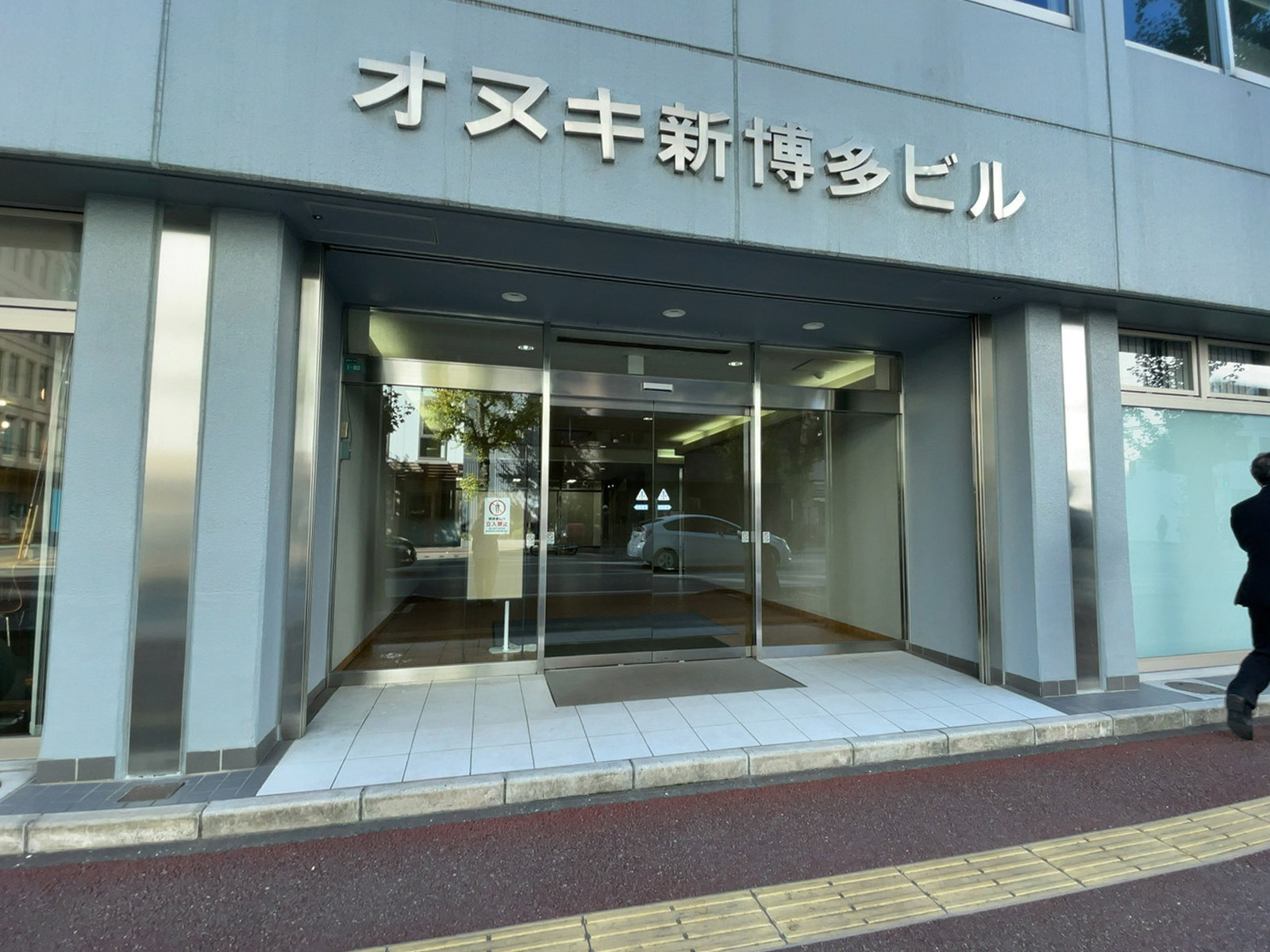 オフィスビル出入口