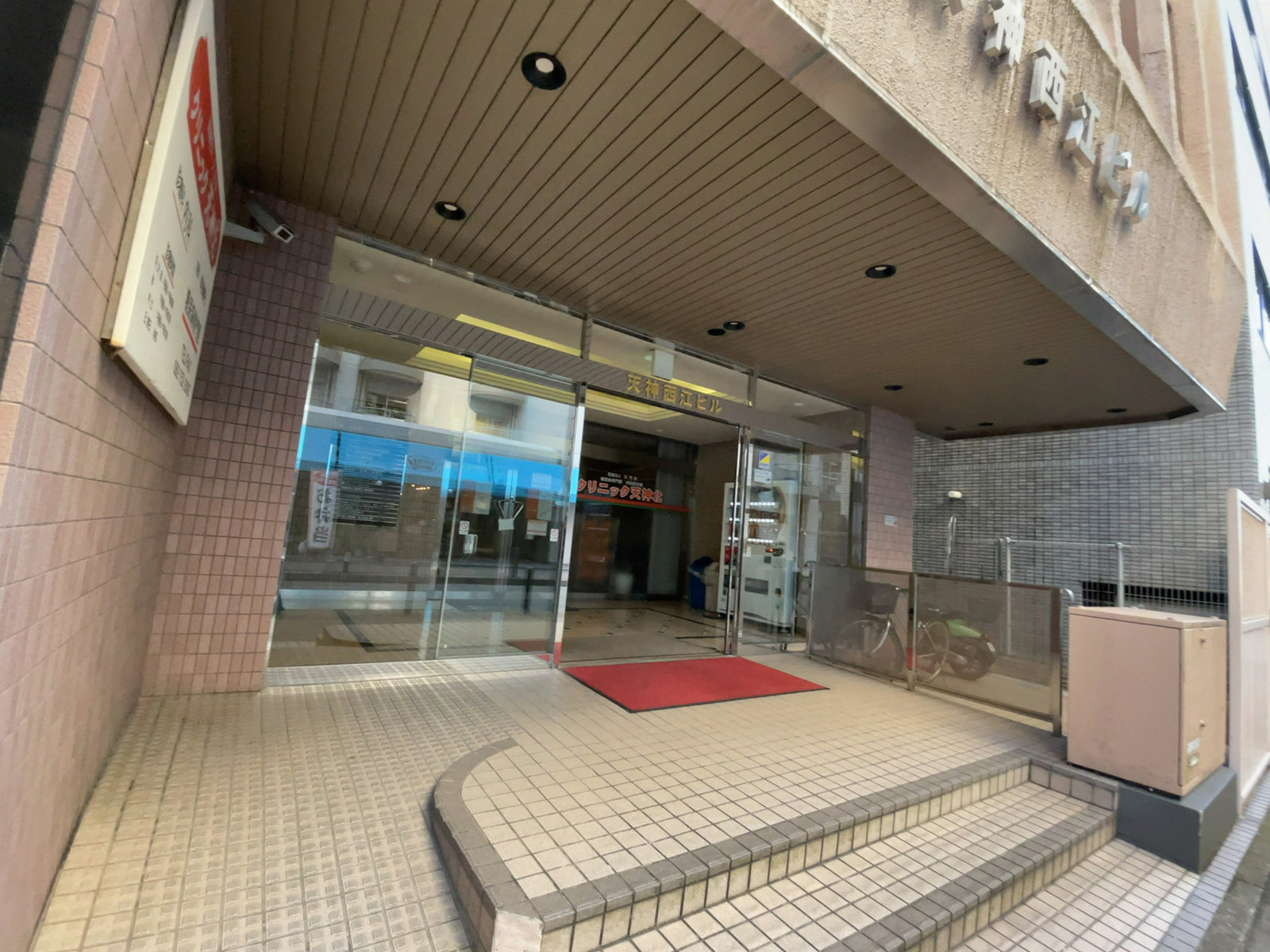 オフィスビル出入口