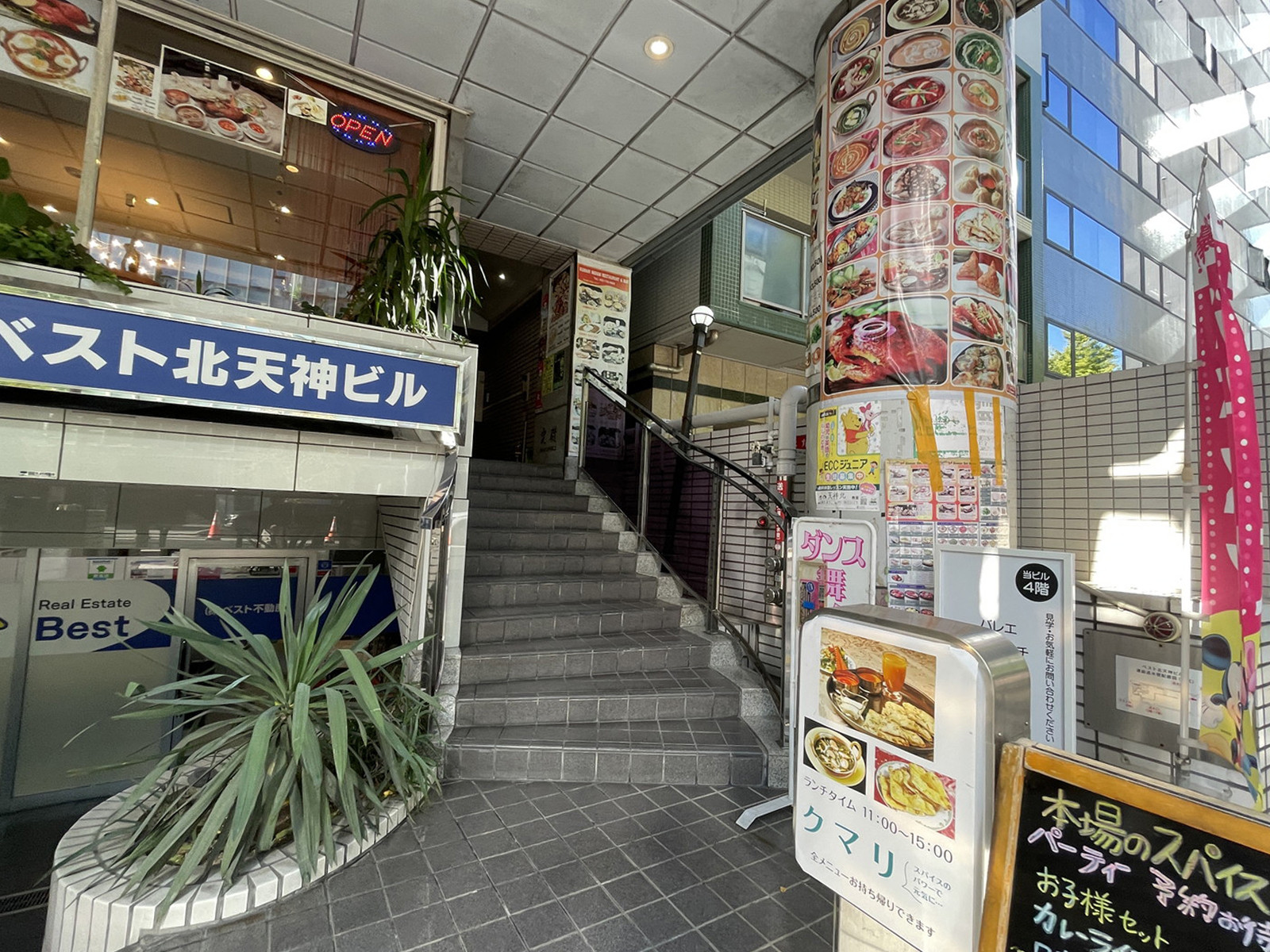 オフィスビル出入口