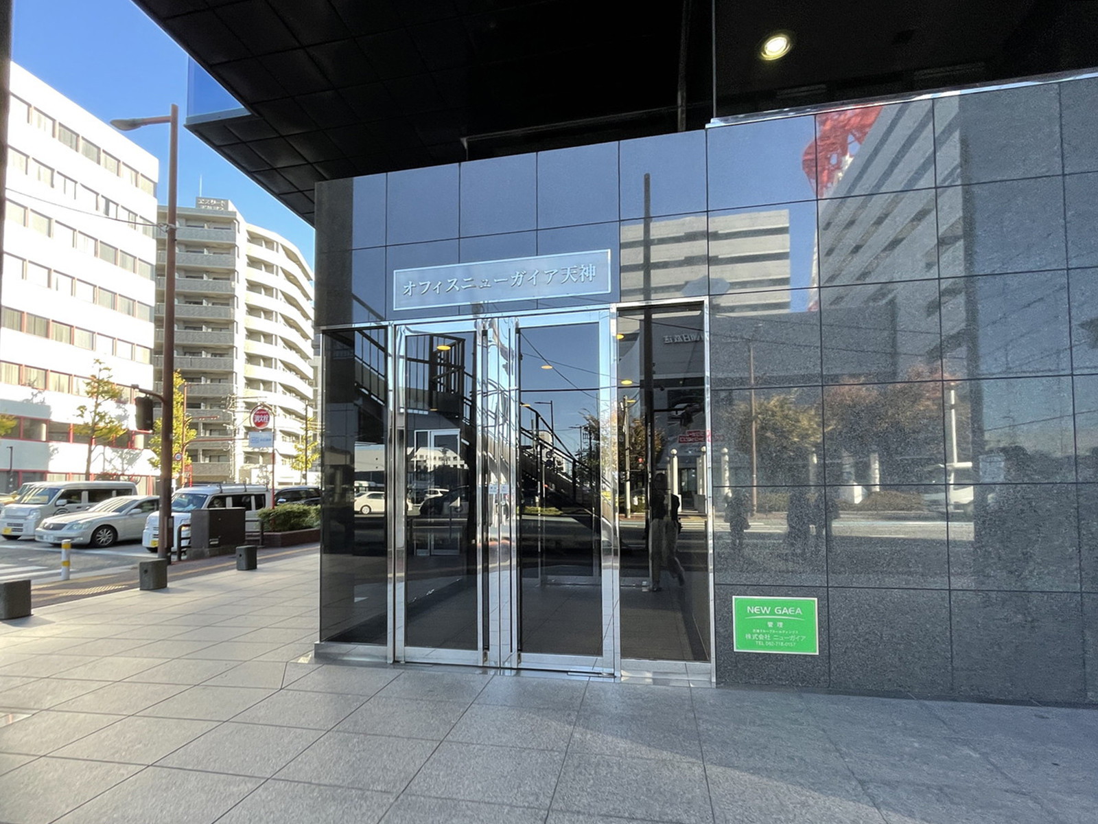 オフィスビル出入口