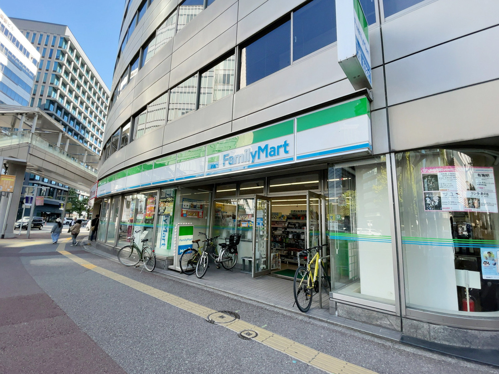 1階のファミリーマート 博多駅前住吉通店
