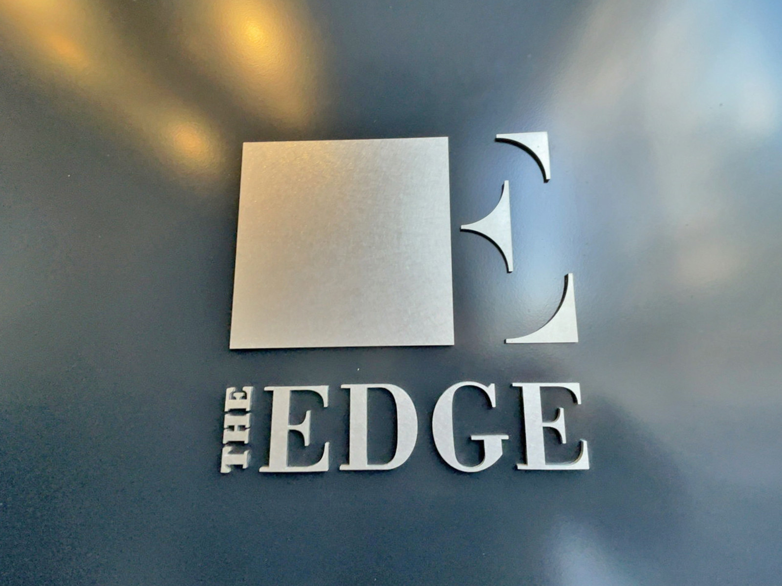 ネームプレート：THE EDGE