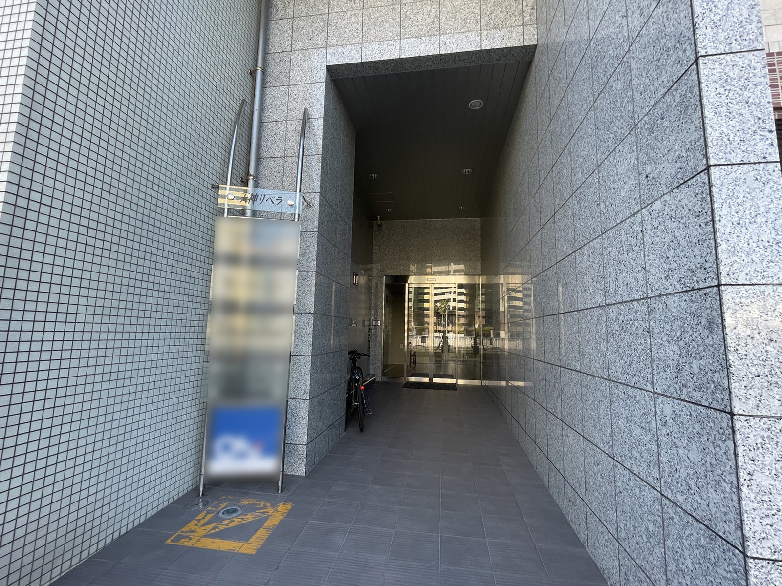オフィスビル出入口