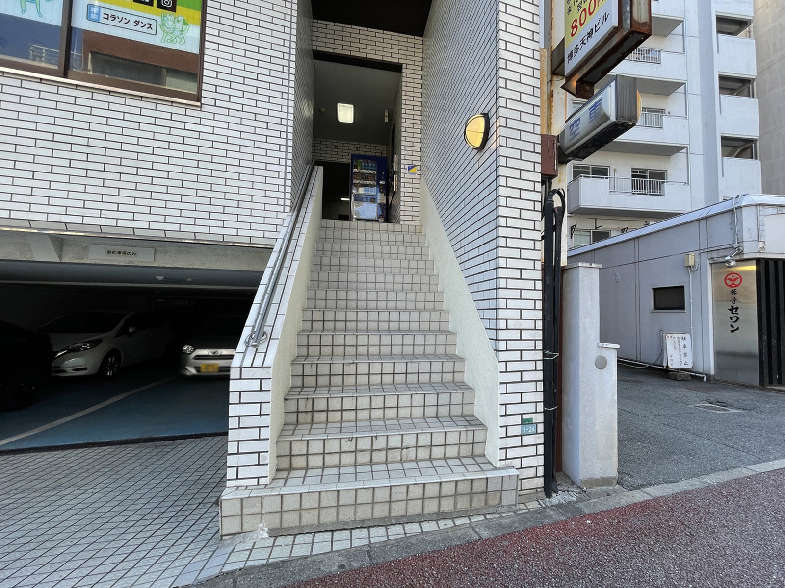 オフィスビル出入口