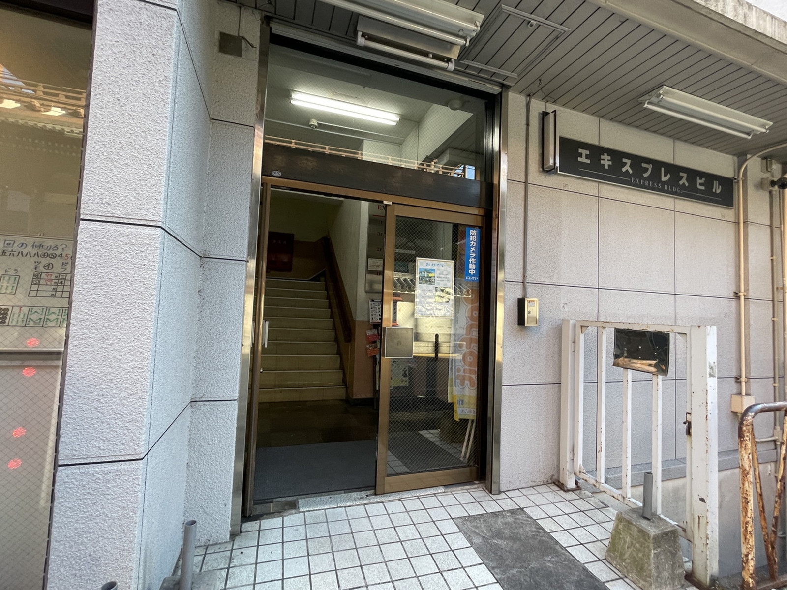 オフィスビル出入口