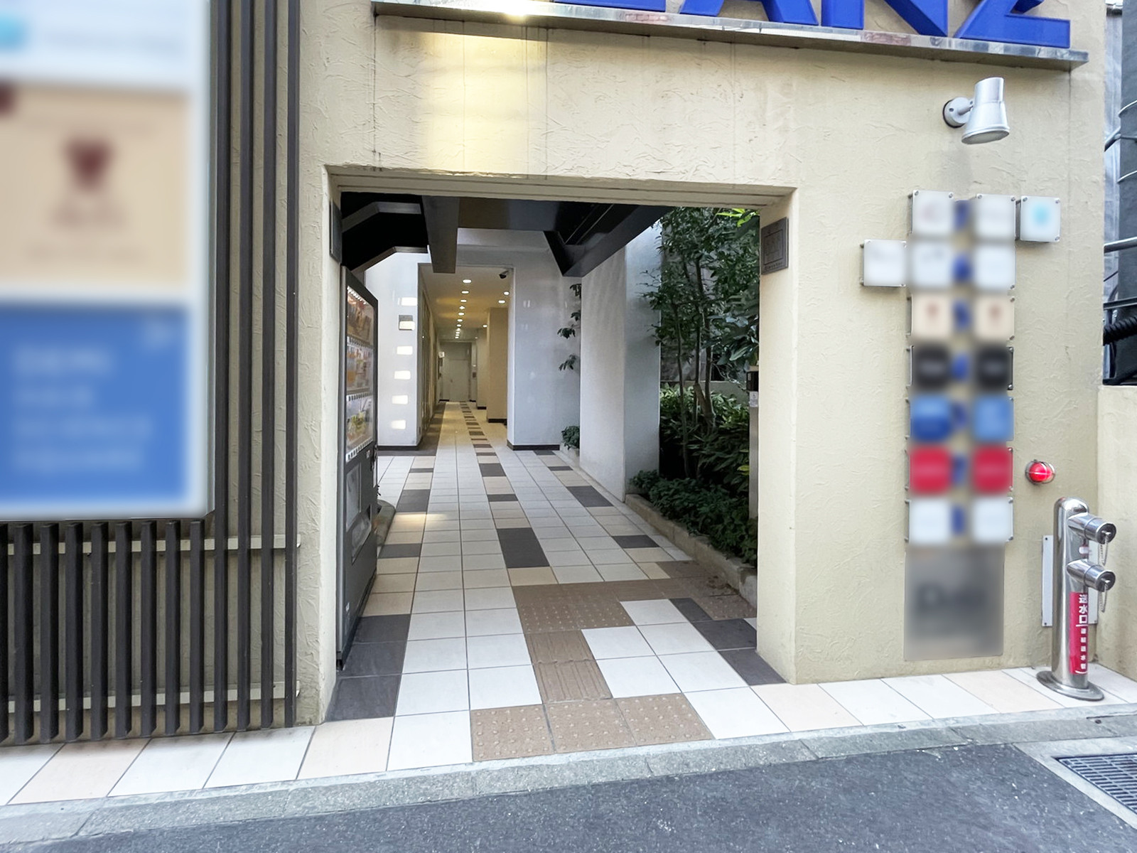 オフィスビル出入口