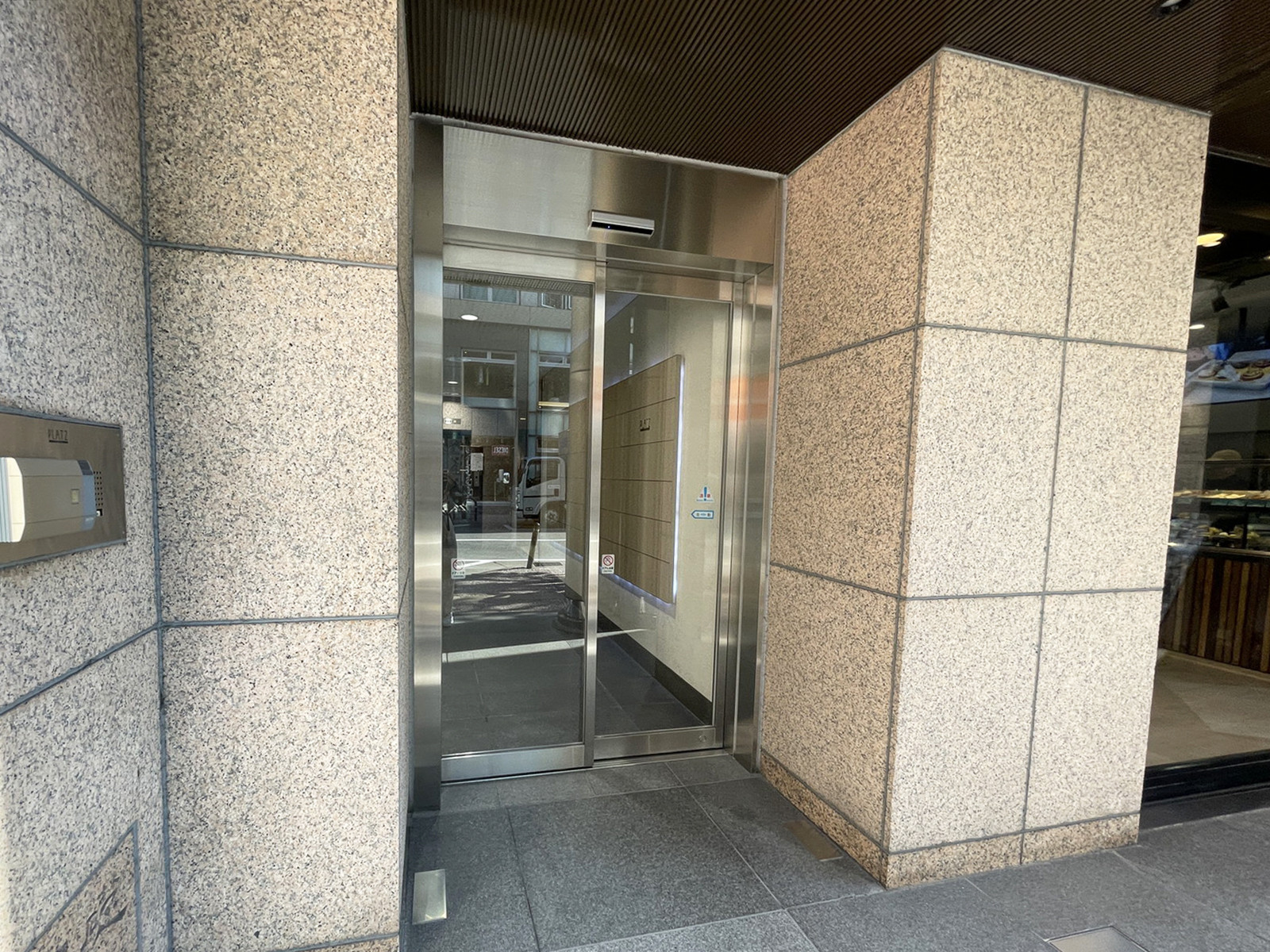 オフィスビル出入口