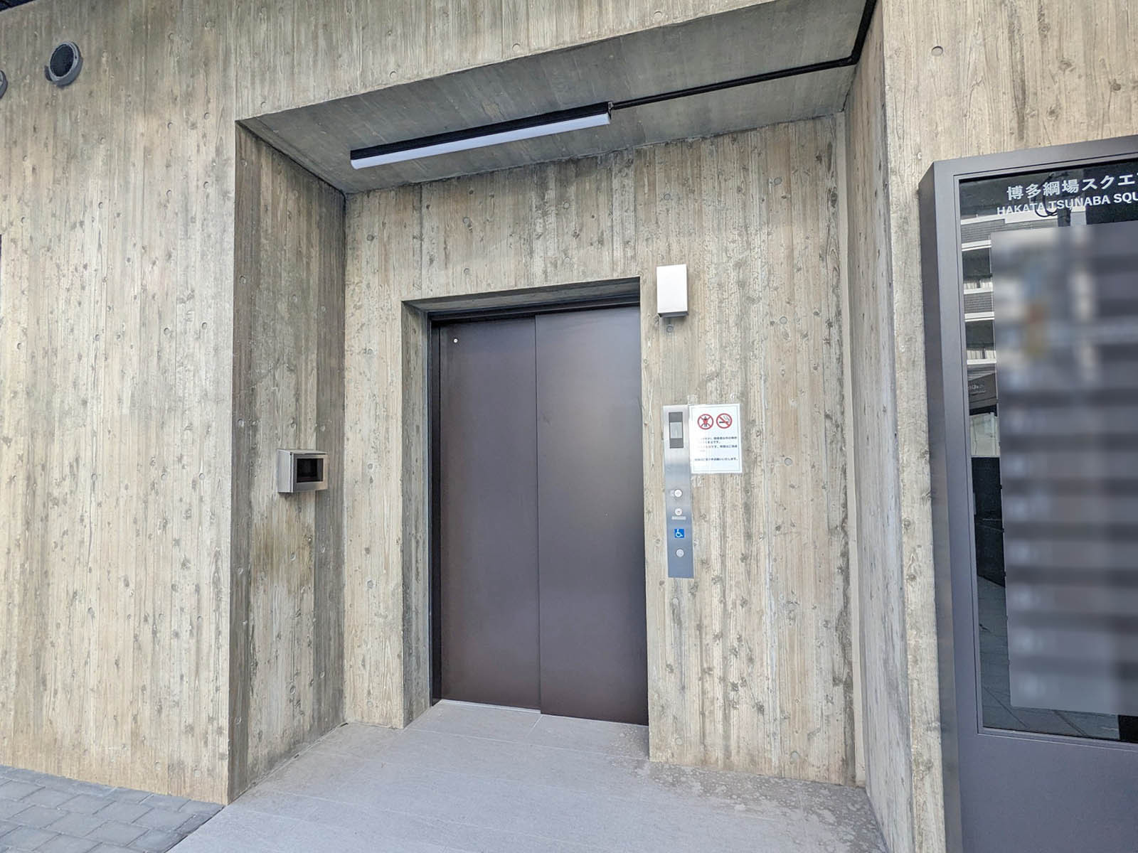 オフィスビル出入り口