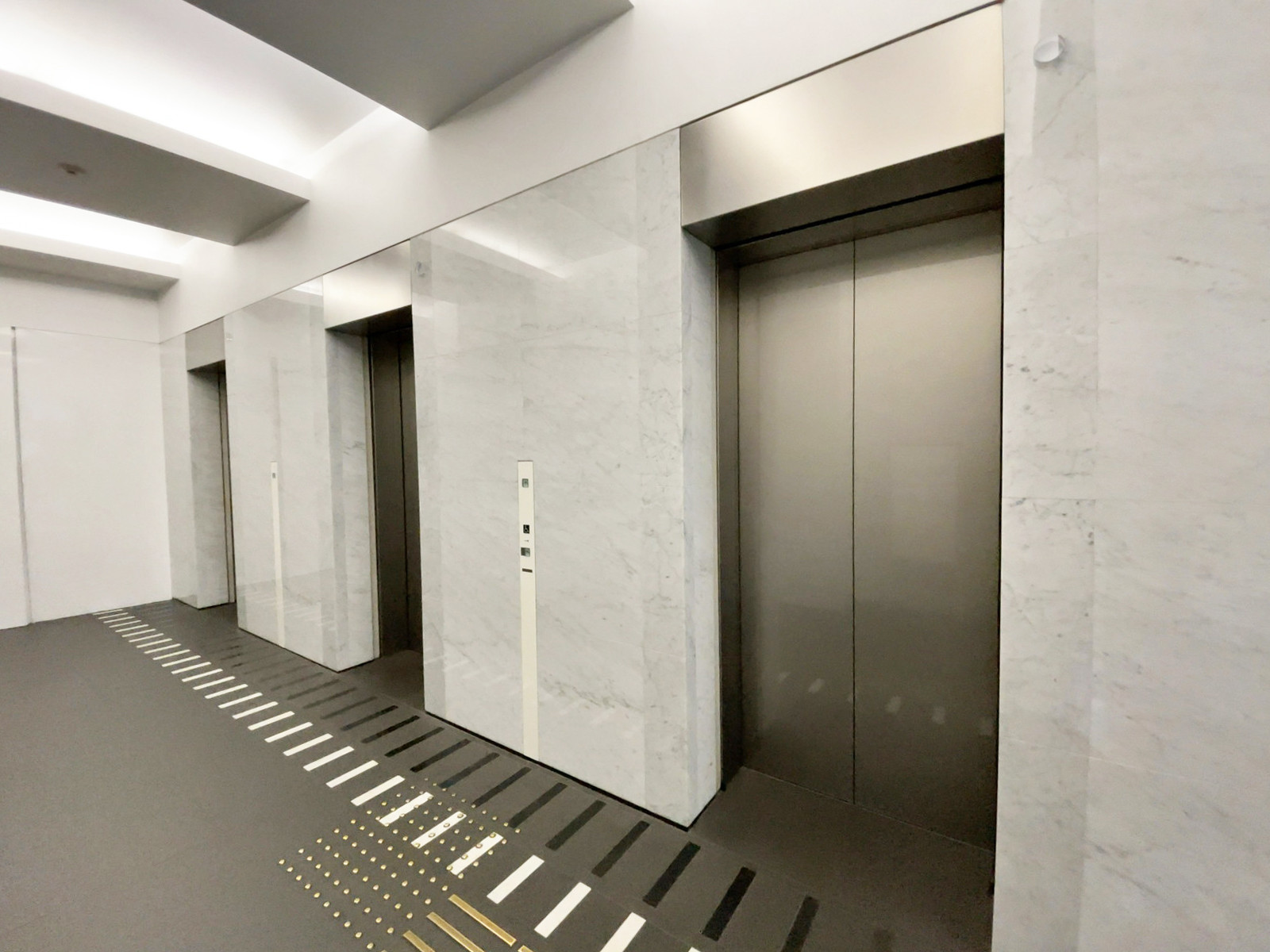 エレベーター(3基)