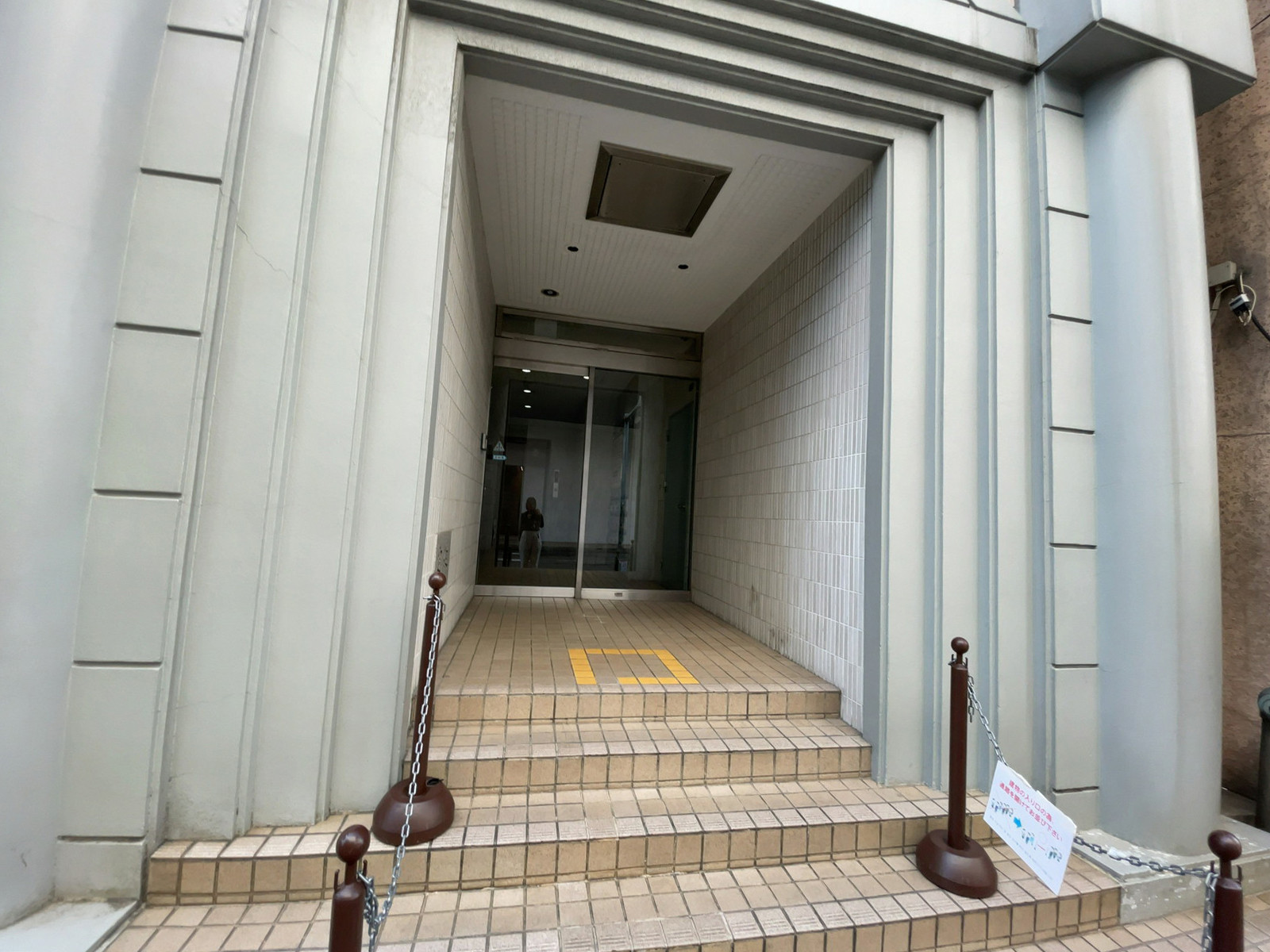 オフィスビル出入口
