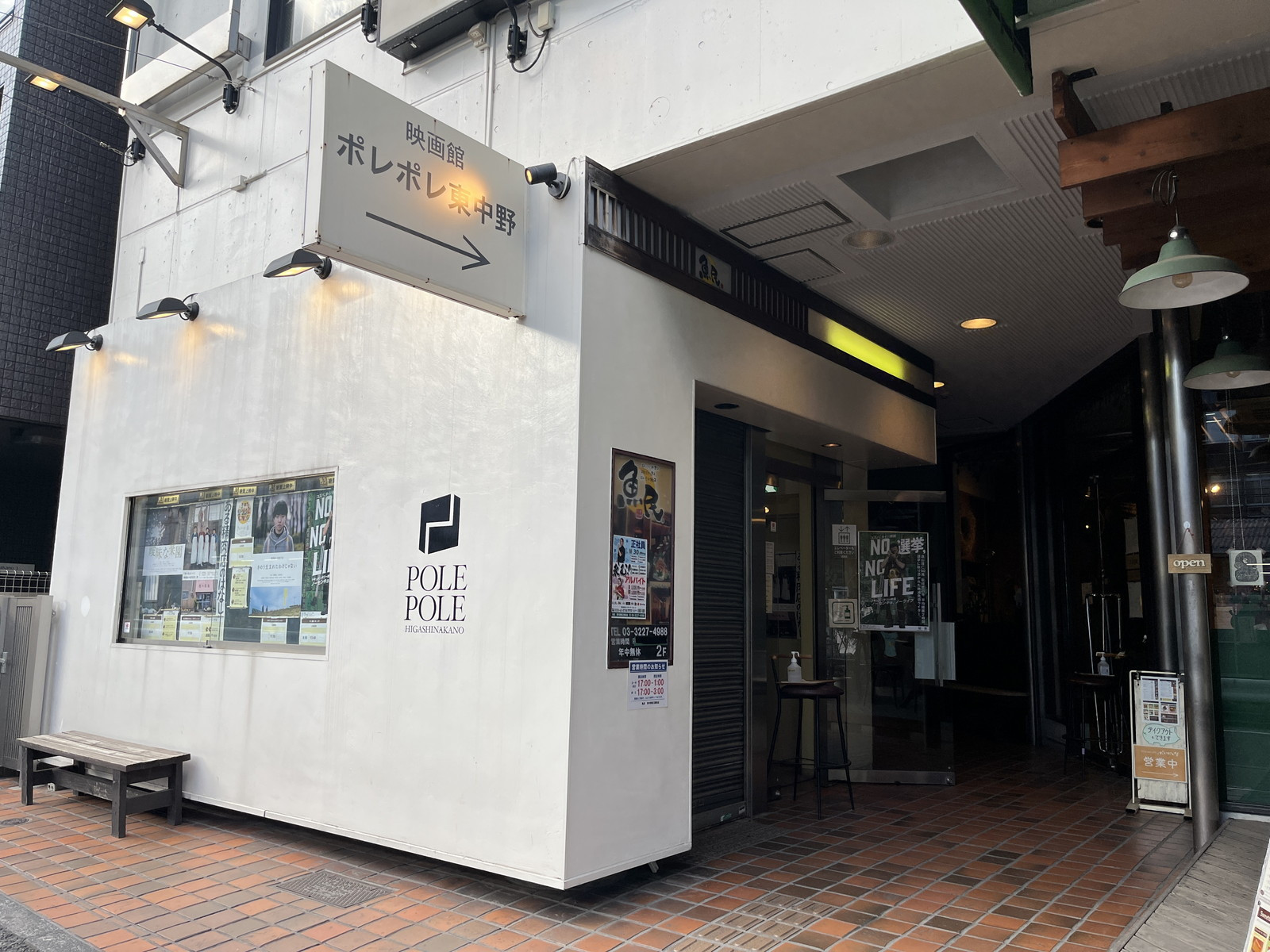 オフィスビル出入口