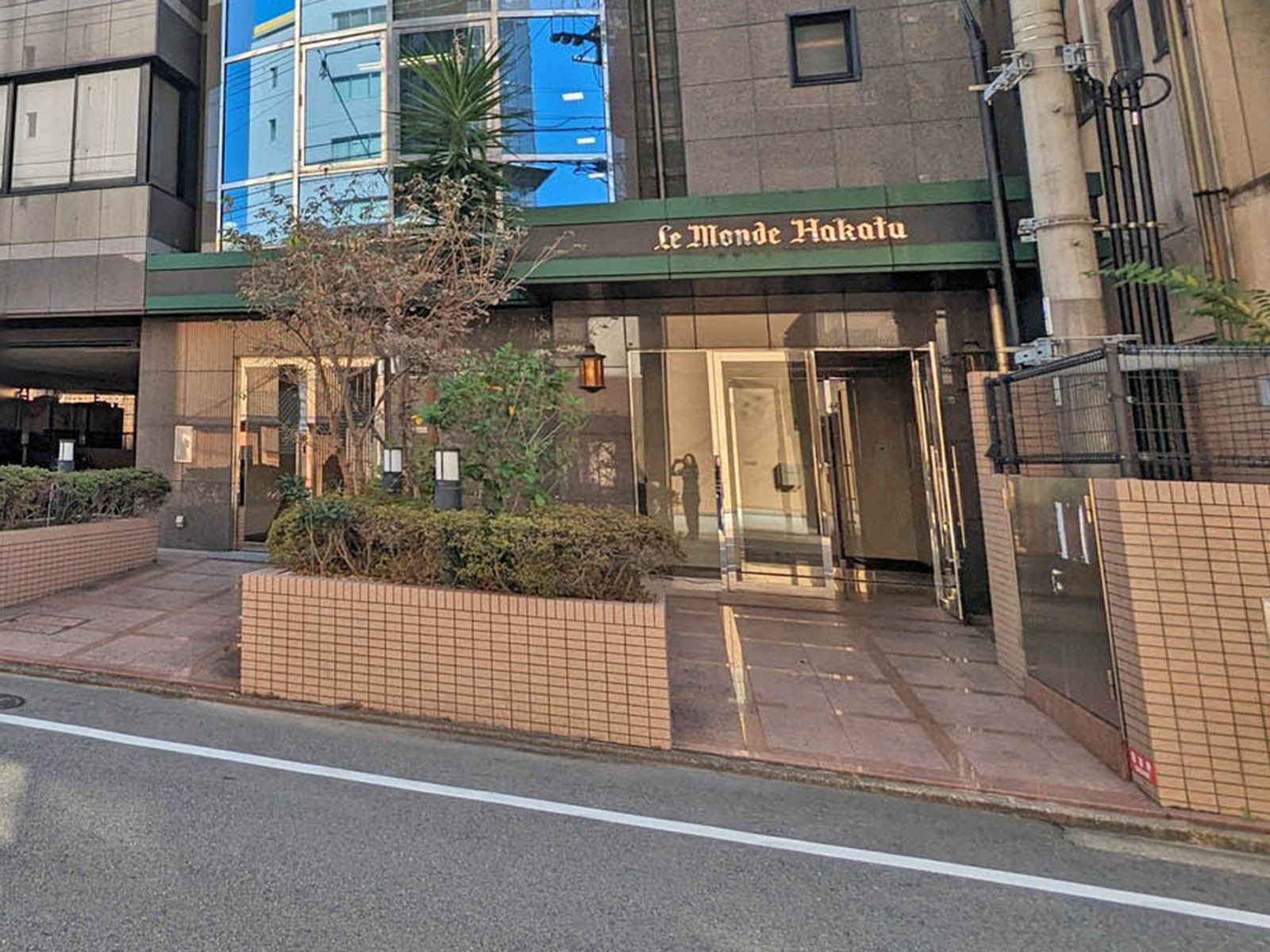 オフィスビル出入り口