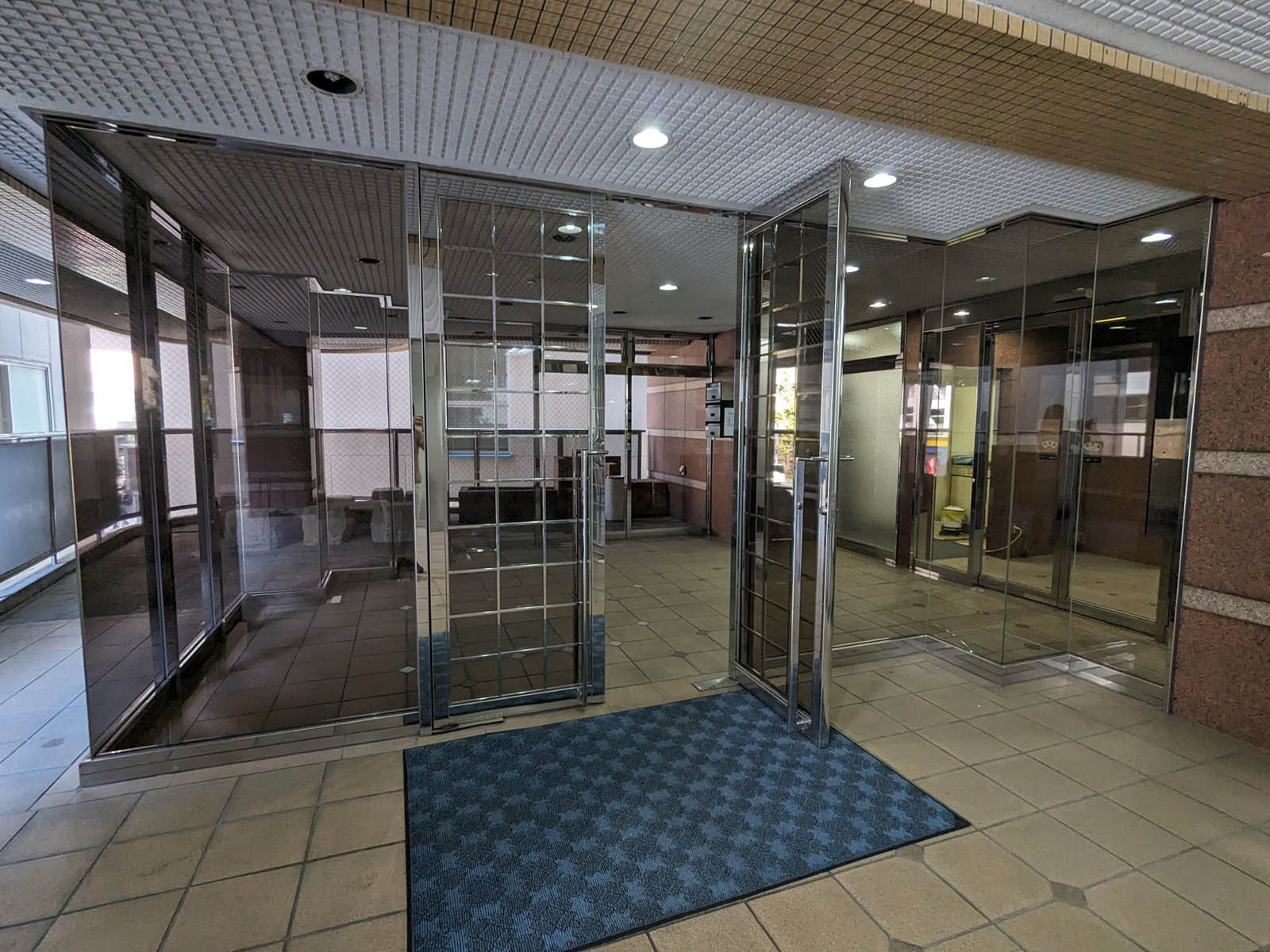 オフィスビル出入口