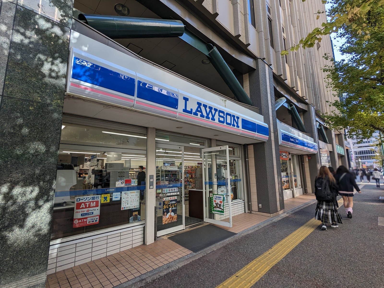 1階のローソン 博多駅筑紫口店